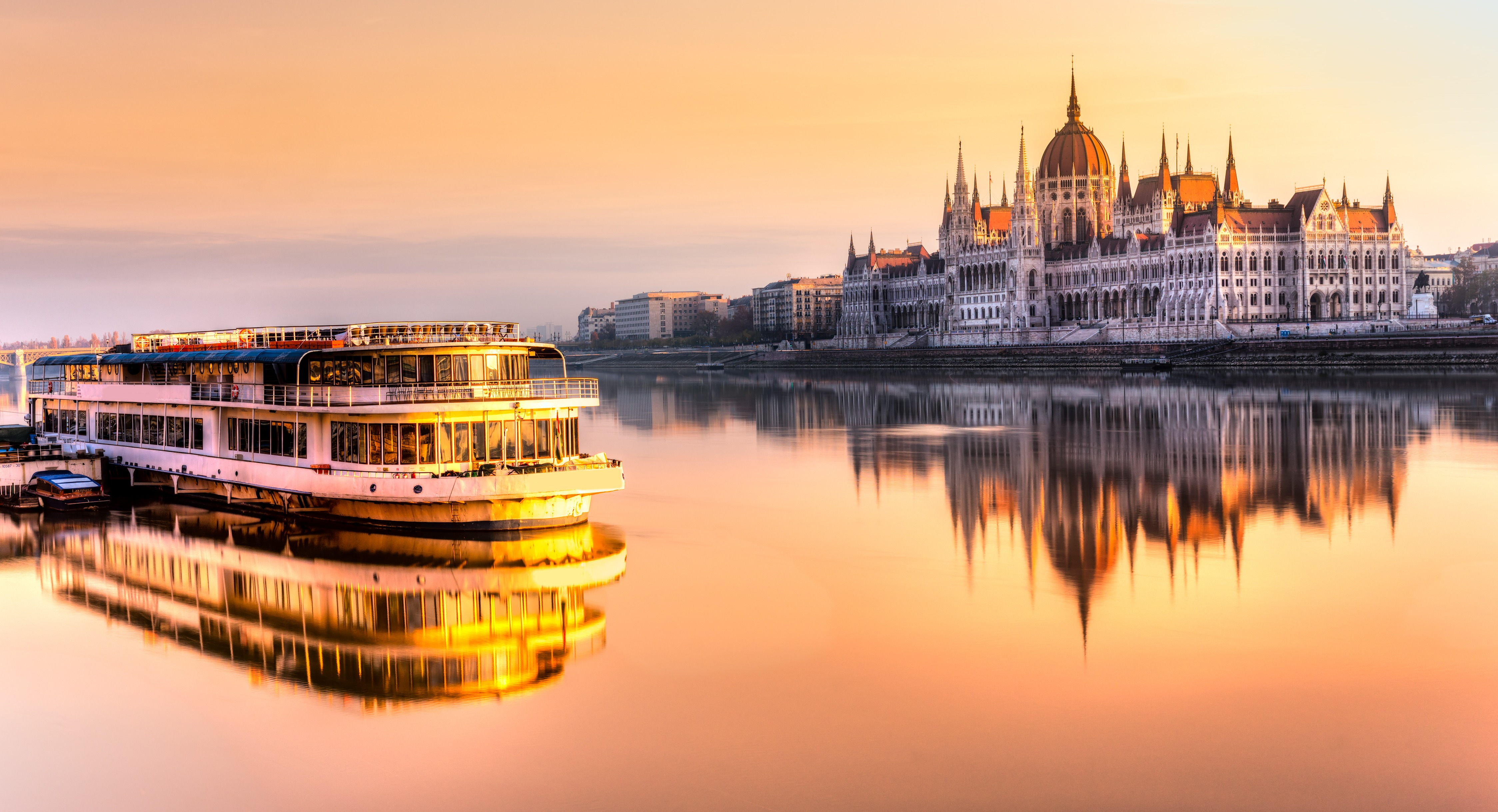 Parlament von Budapest bei Sonnenaufgang (einfache Lizenz)