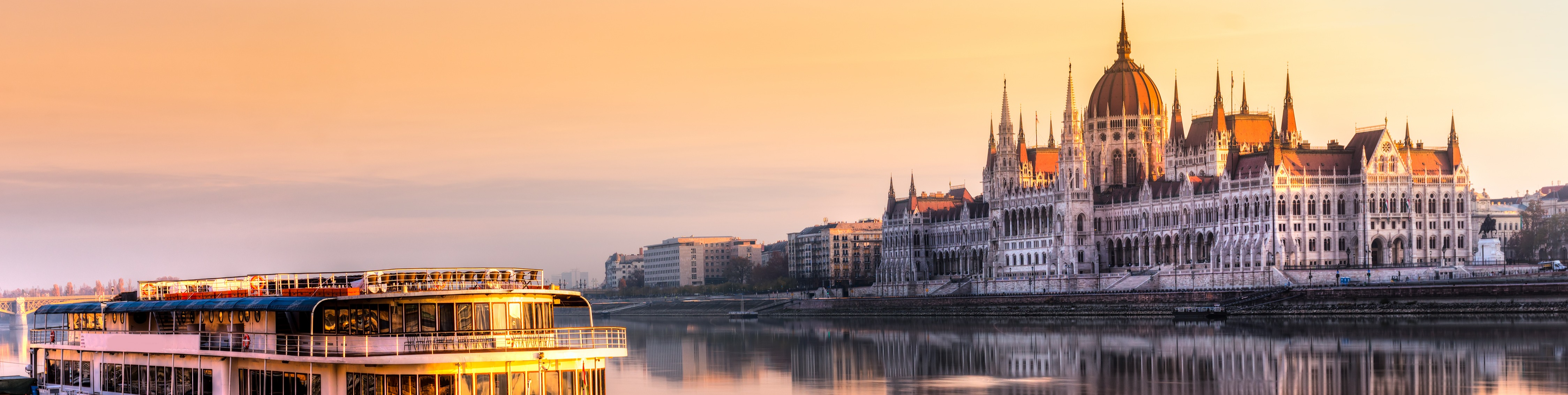 Parlament von Budapest bei Sonnenaufgang (einfache Lizenz)