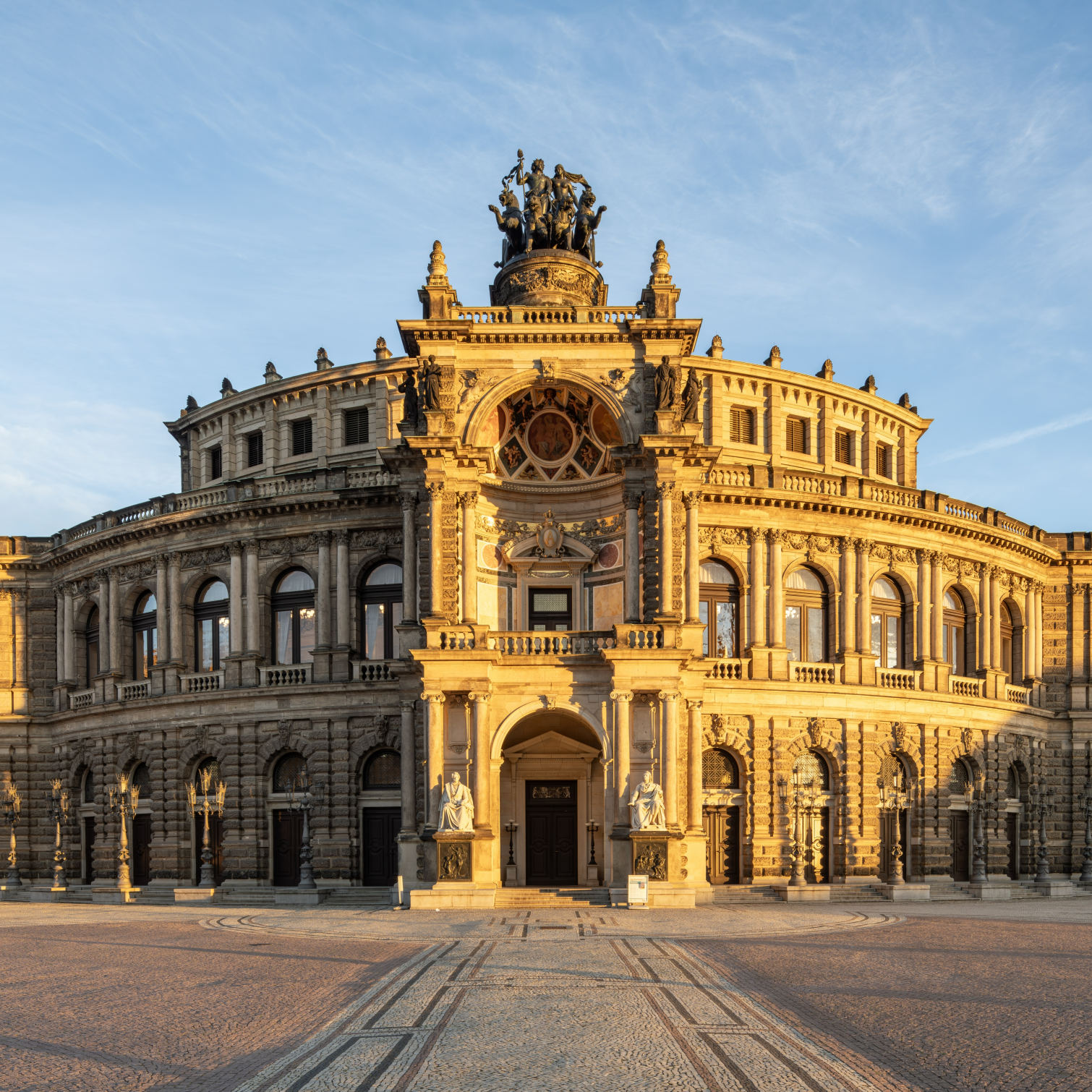 Semper Oper shutterstock_2429949295