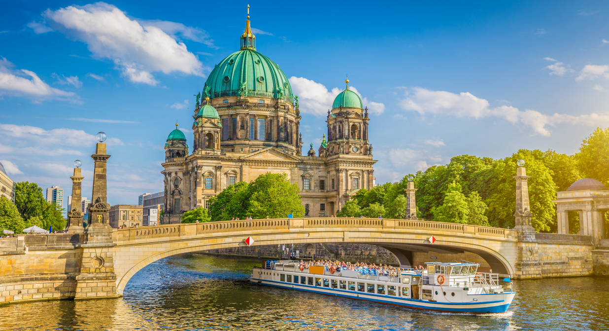 Berliner Dom an der Spree shutterstock_395071564