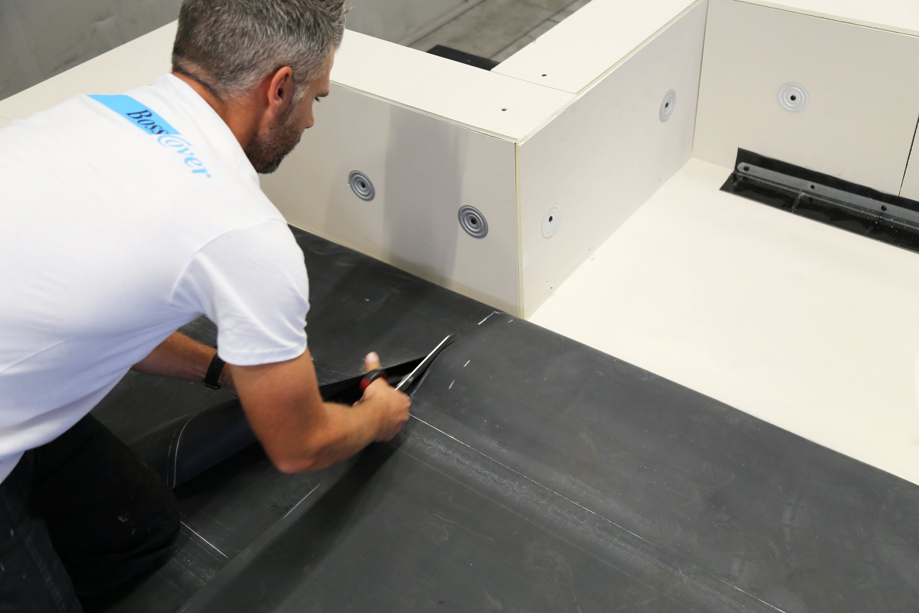 Dakdekker werkt een opstand af met BossCover EPDM