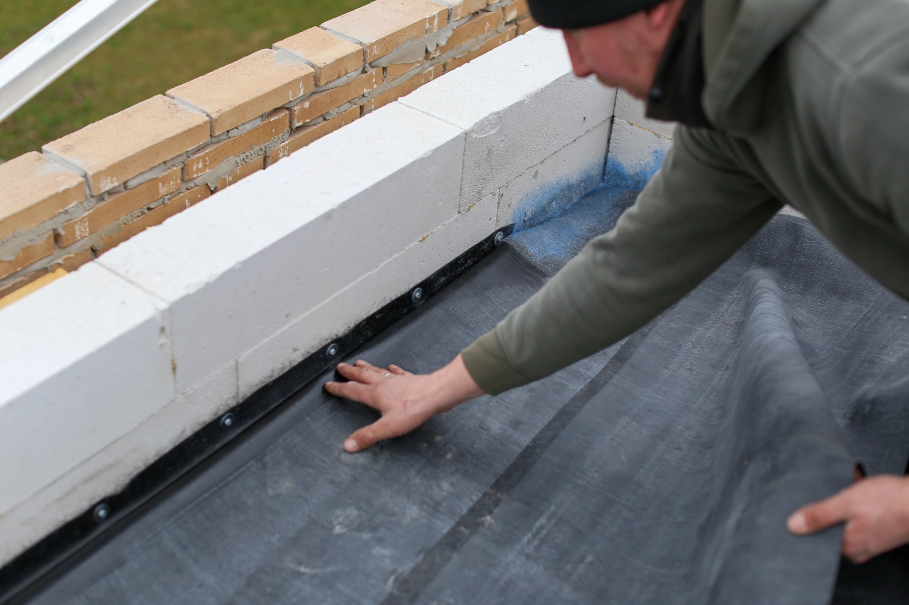 Plaatsing van BossCover EPDM aan de dakrand