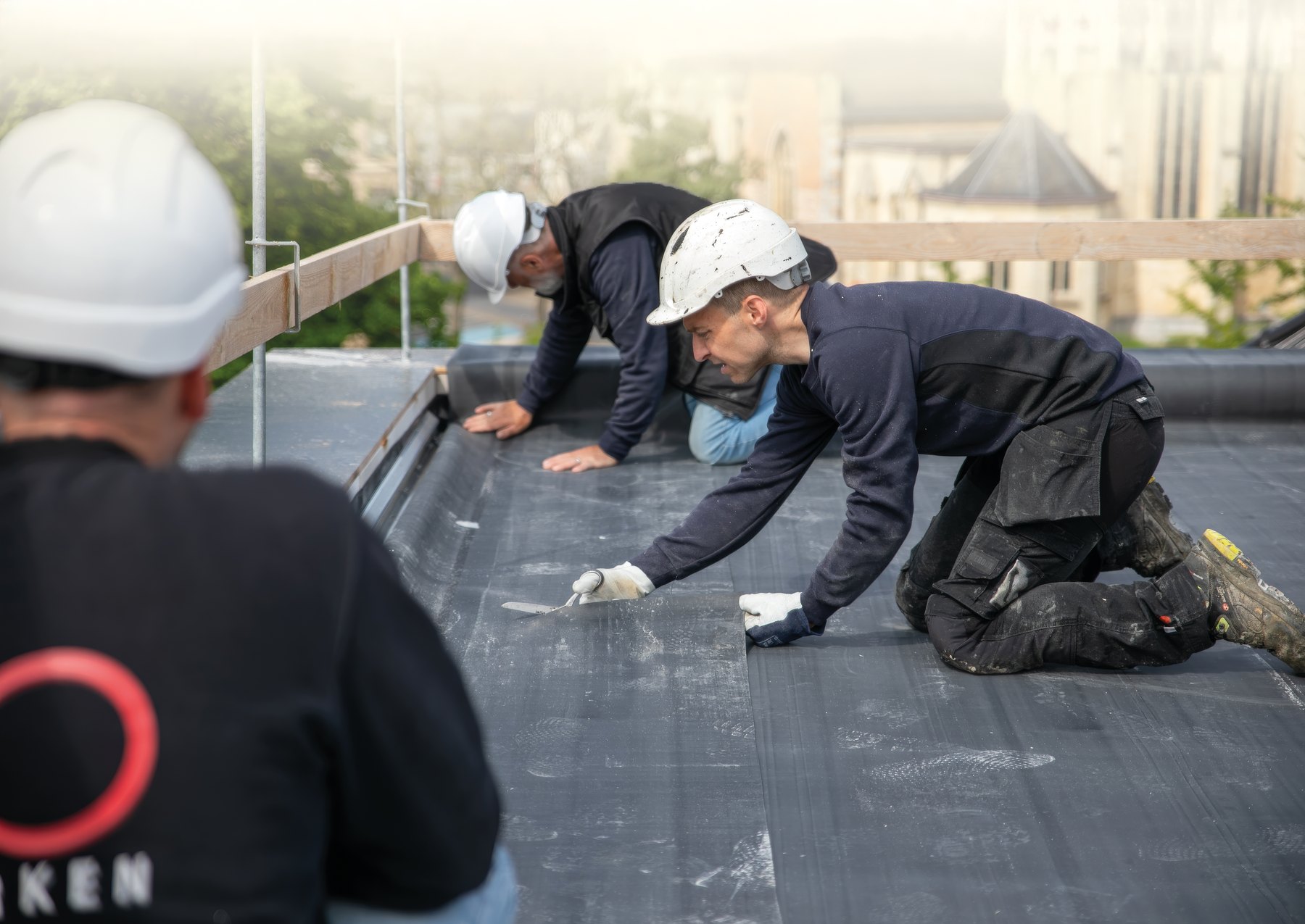 Dakdekkers plaatsen BossCover EPDM op een werf
