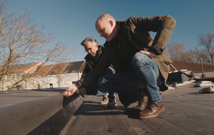 La construction de toiture circulaire en pratique : AST77 opte pour un système de toiture en EPDM démontable