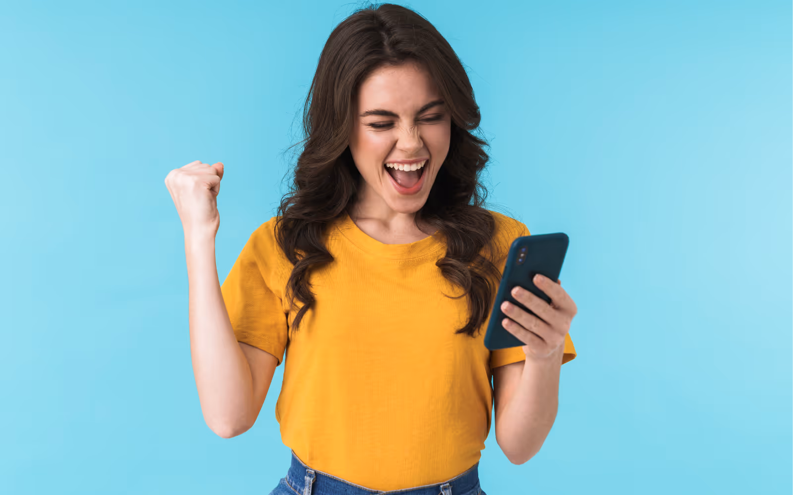 Woman holding a mobile phone and smiling.