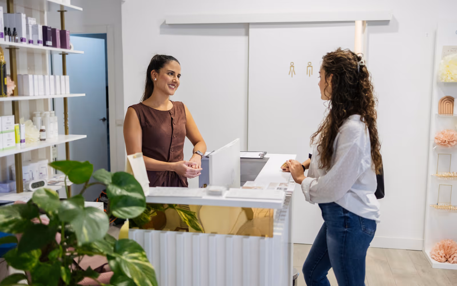 A salon receptionist explaining the benefits of rewards over discounts from their digital rewards program