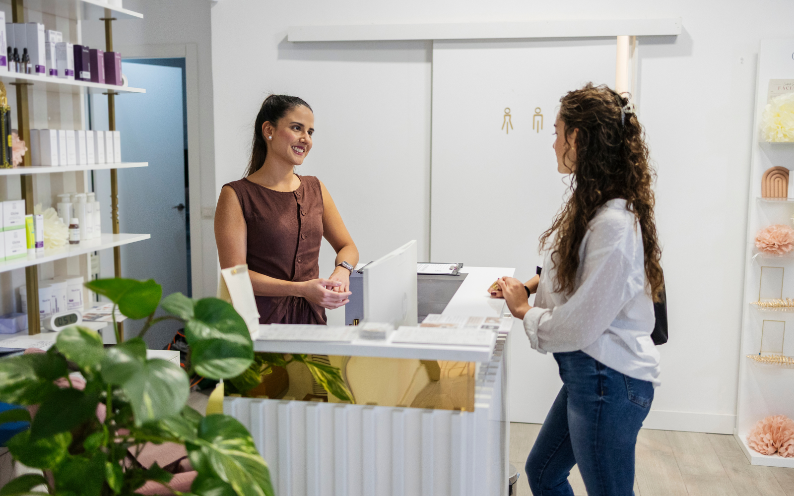 A salon receptionist explaining the benefits of rewards over discounts from their digital rewards program