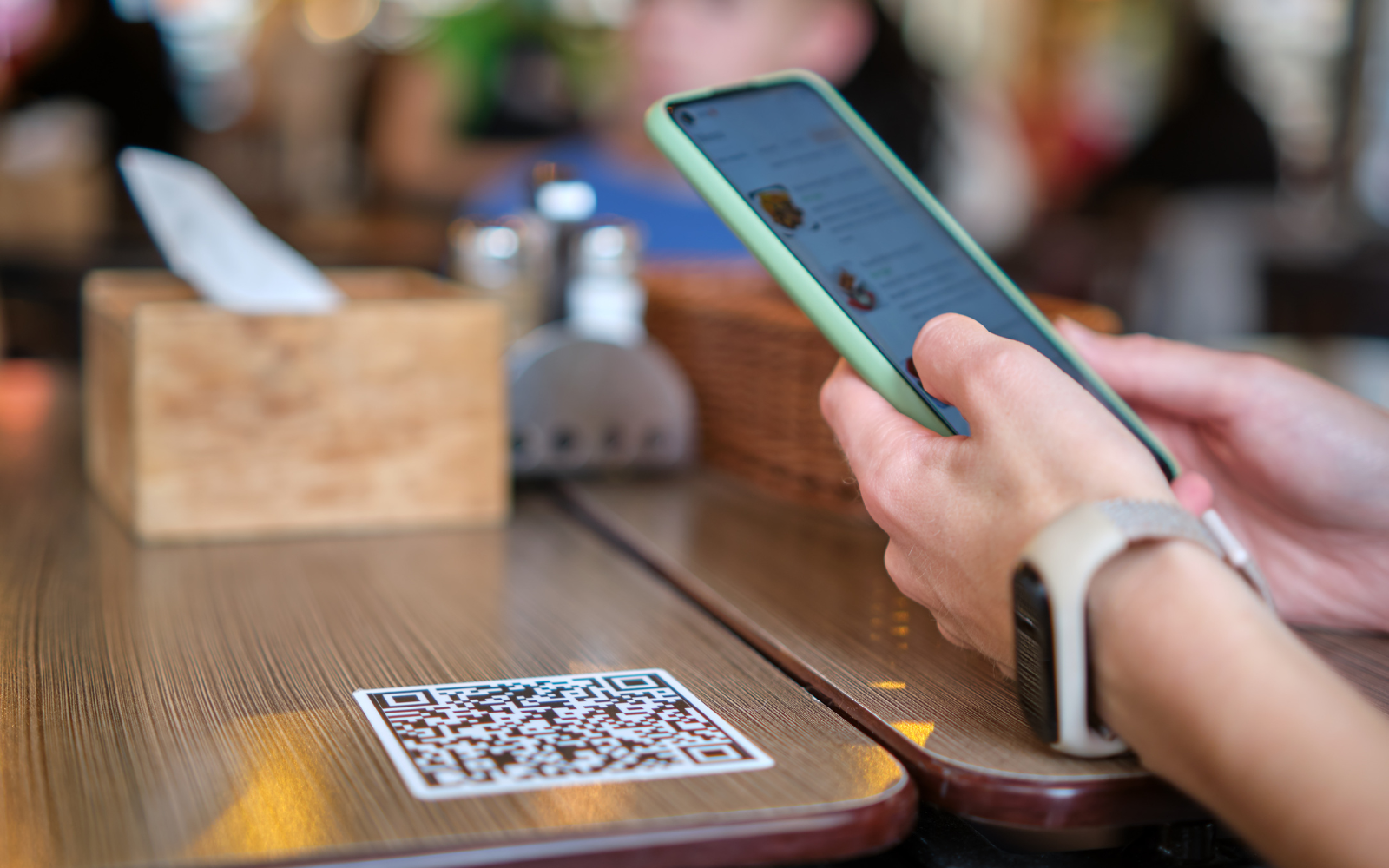 Person ordering using a QR code.