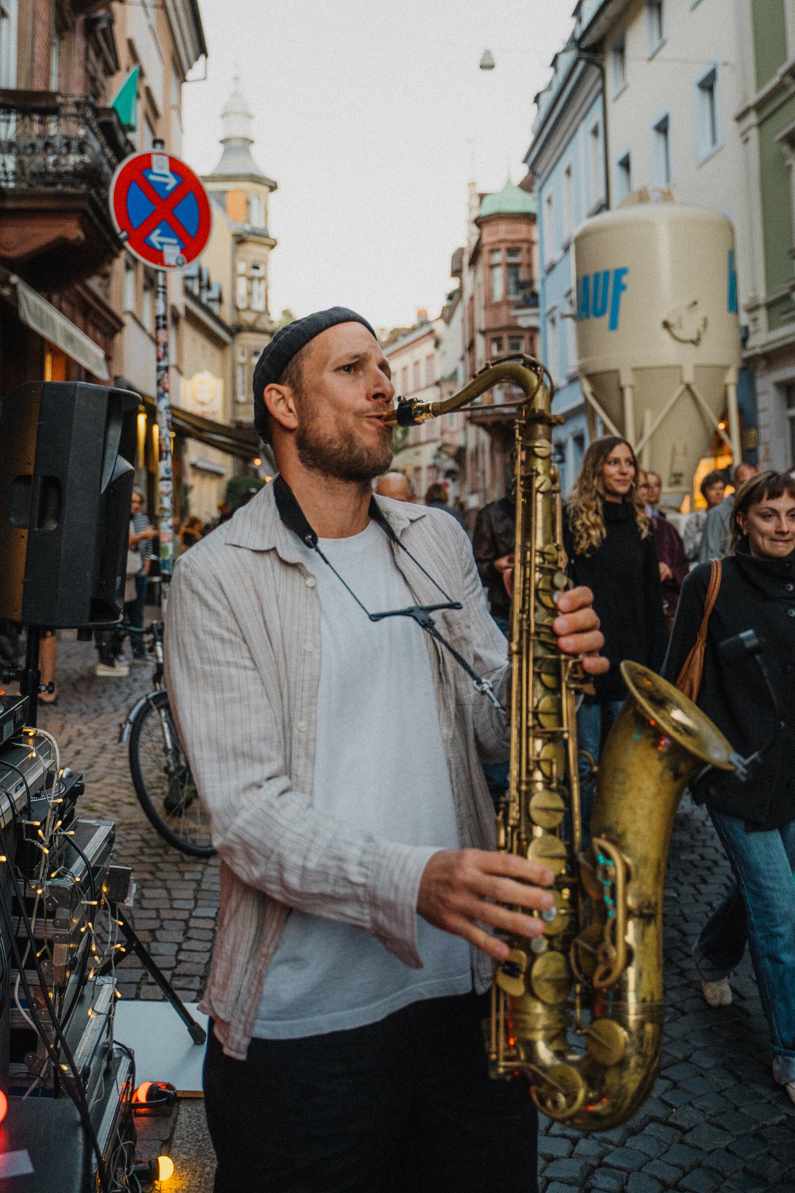 Saxofonist spielt beim Straßenfest der Schneckenvorstadt Freiburg 2026 – Foto: Patrick Schiele