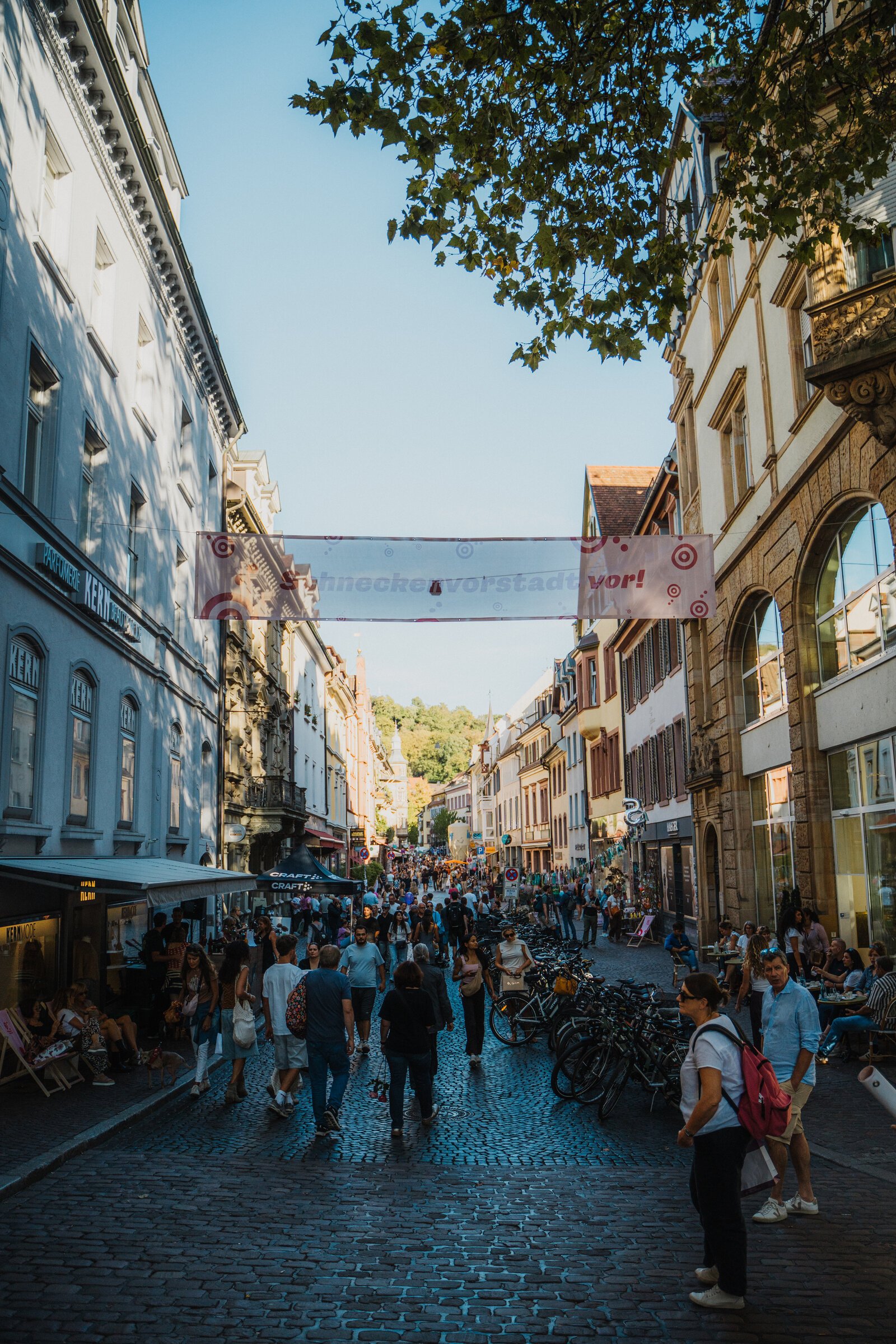 Gasse voller Besucher beim Straßenfest der Schneckenvorstadt Freiburg 2026 – Foto: Patrick Schiele