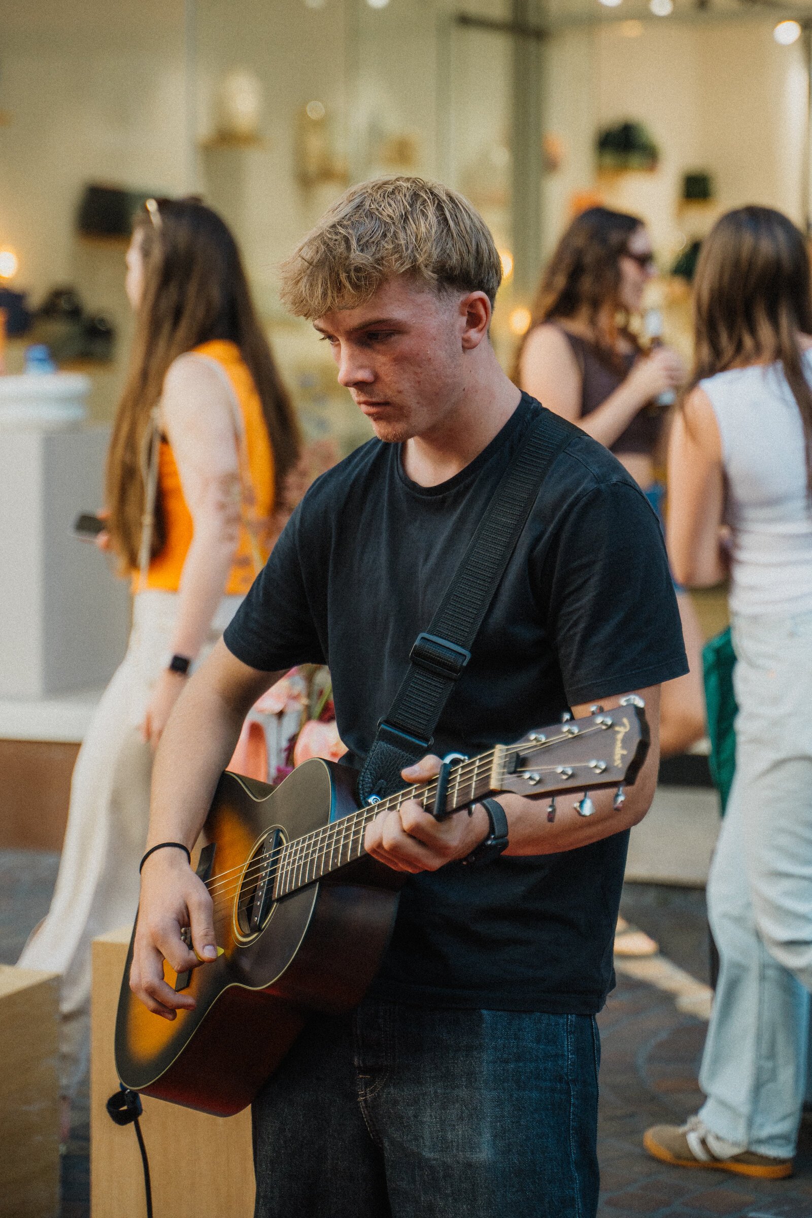 Sänger mit Gitarre beim Straßenfest der Schneckenvorstadt Freiburg 2026 – Foto: Patrick Schiele