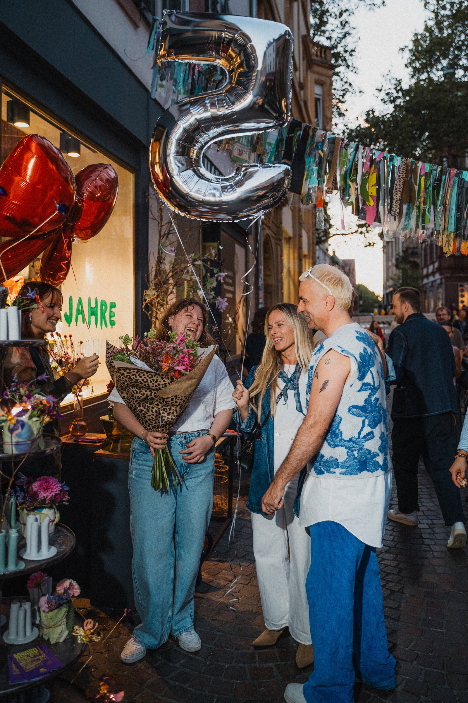 Menschenmenge mit Luftballons beim Straßenfest der Schneckenvorstadt Freiburg 2026 – Foto: Patrick Schiele