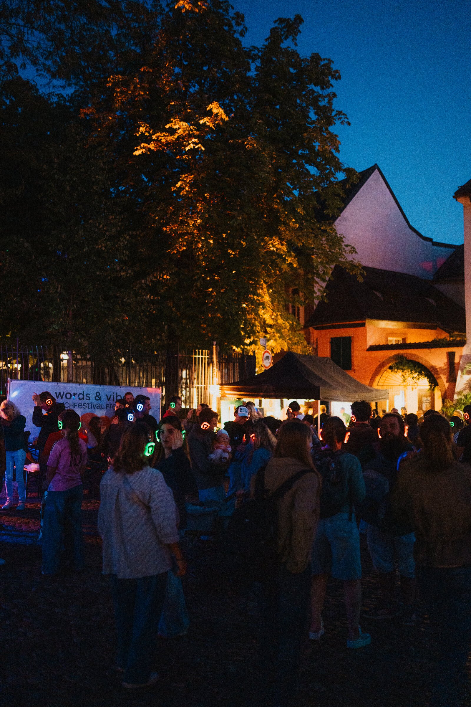 Abendliche Menschenmenge beim Straßenfest der Schneckenvorstadt Freiburg 2026 – Foto: Patrick Schiele
