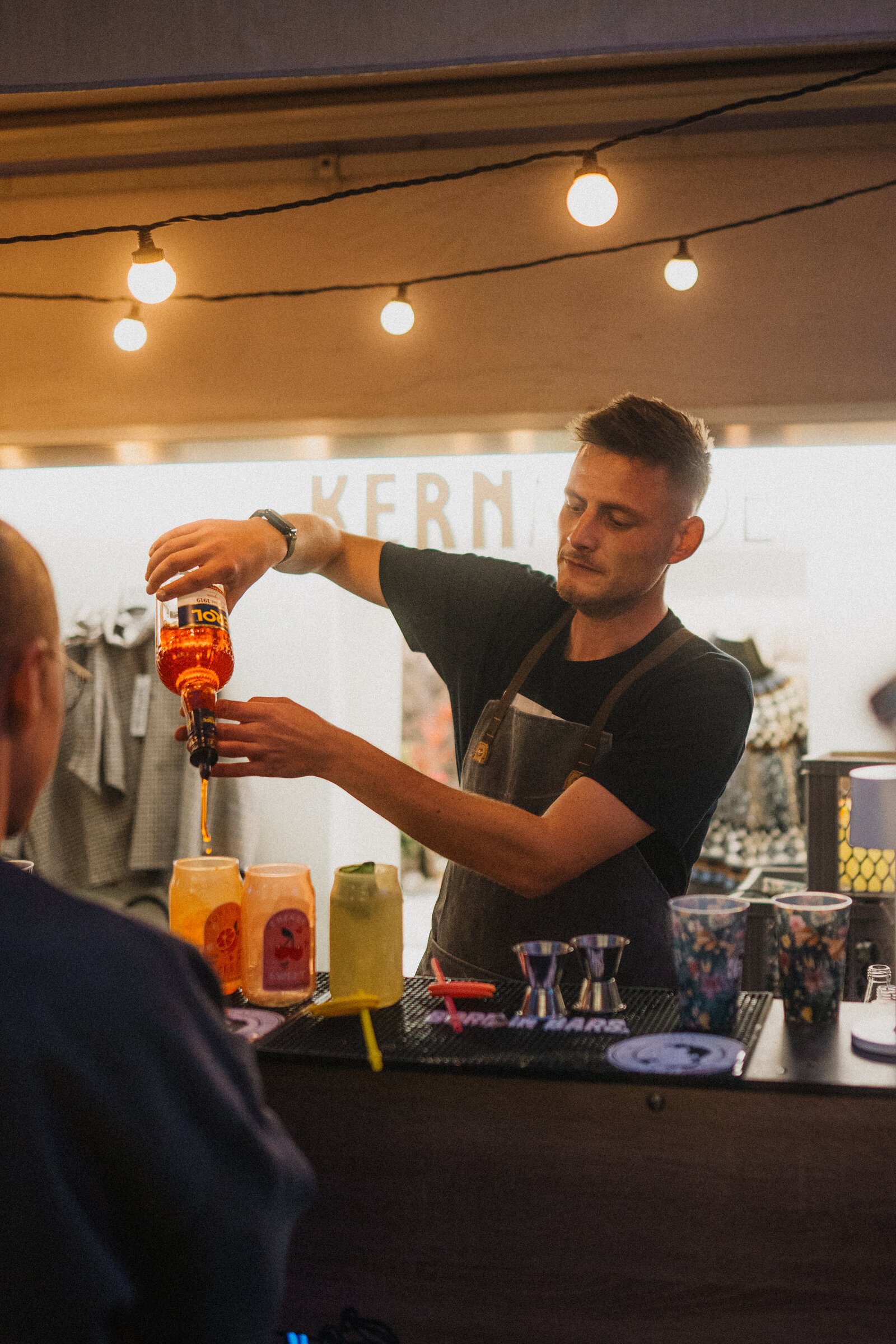 Getränke an der Bar beim Straßenfest der Schneckenvorstadt Freiburg 2026 – Foto: Patrick Schiele