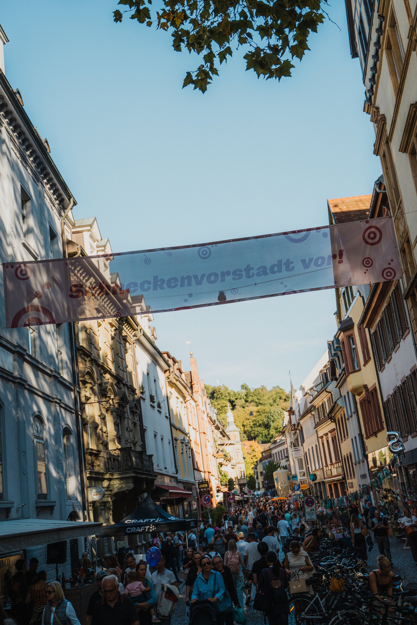 Gasse mit Wimpeln und Besuchern beim Straßenfest der Schneckenvorstadt Freiburg 2026 – Foto: Patrick Schiele