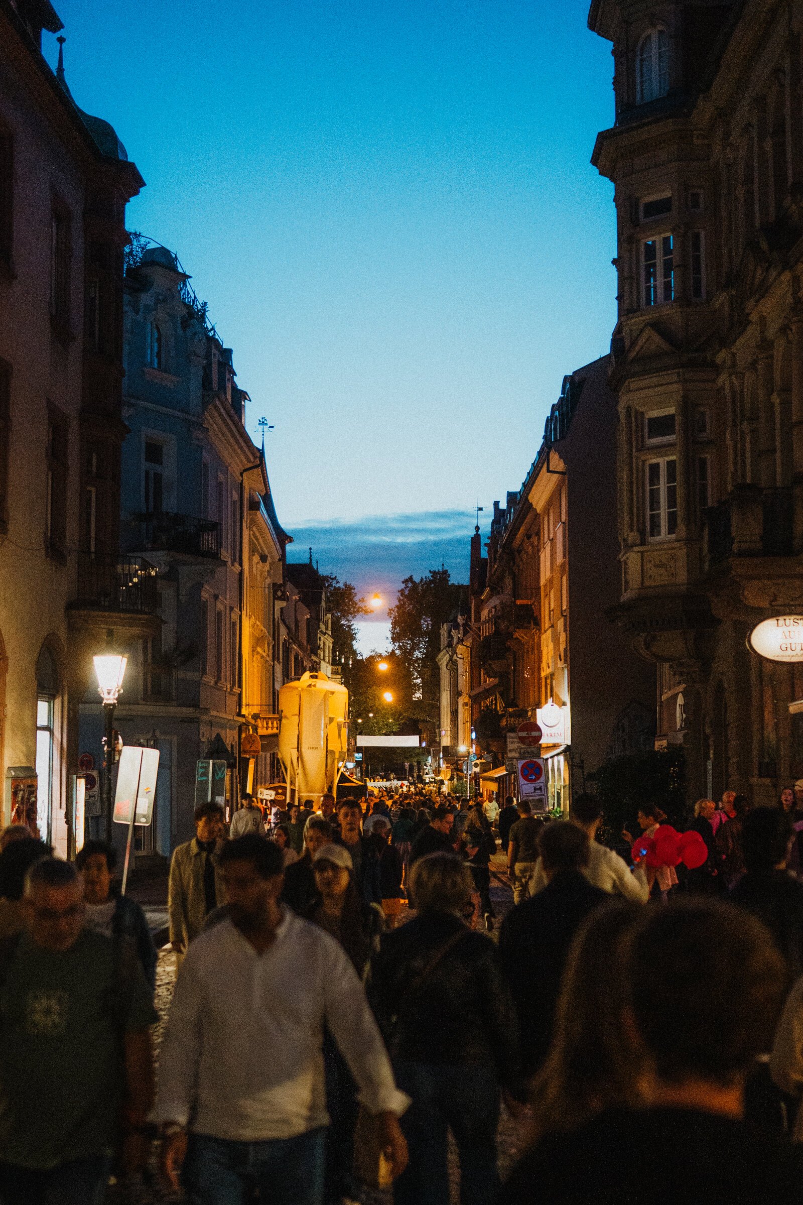 Abendstimmung in der Gasse beim Straßenfest der Schneckenvorstadt Freiburg 2026 – Foto: Patrick Schiele