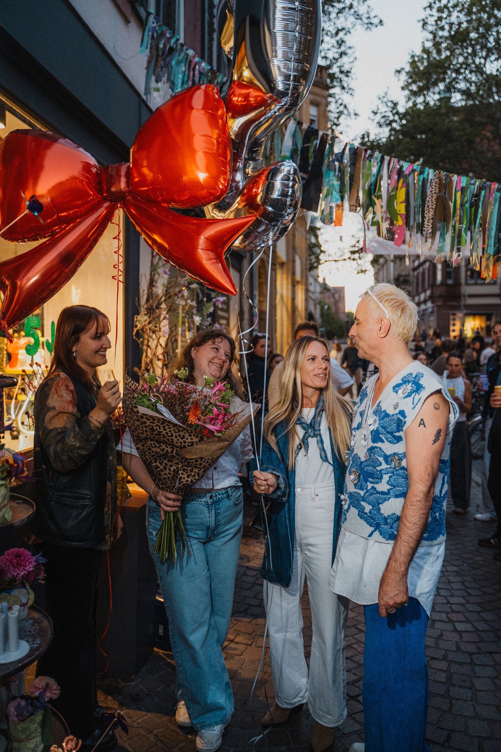 Luftballons über der Menge beim Straßenfest der Schneckenvorstadt Freiburg 2026 – Foto: Patrick Schiele