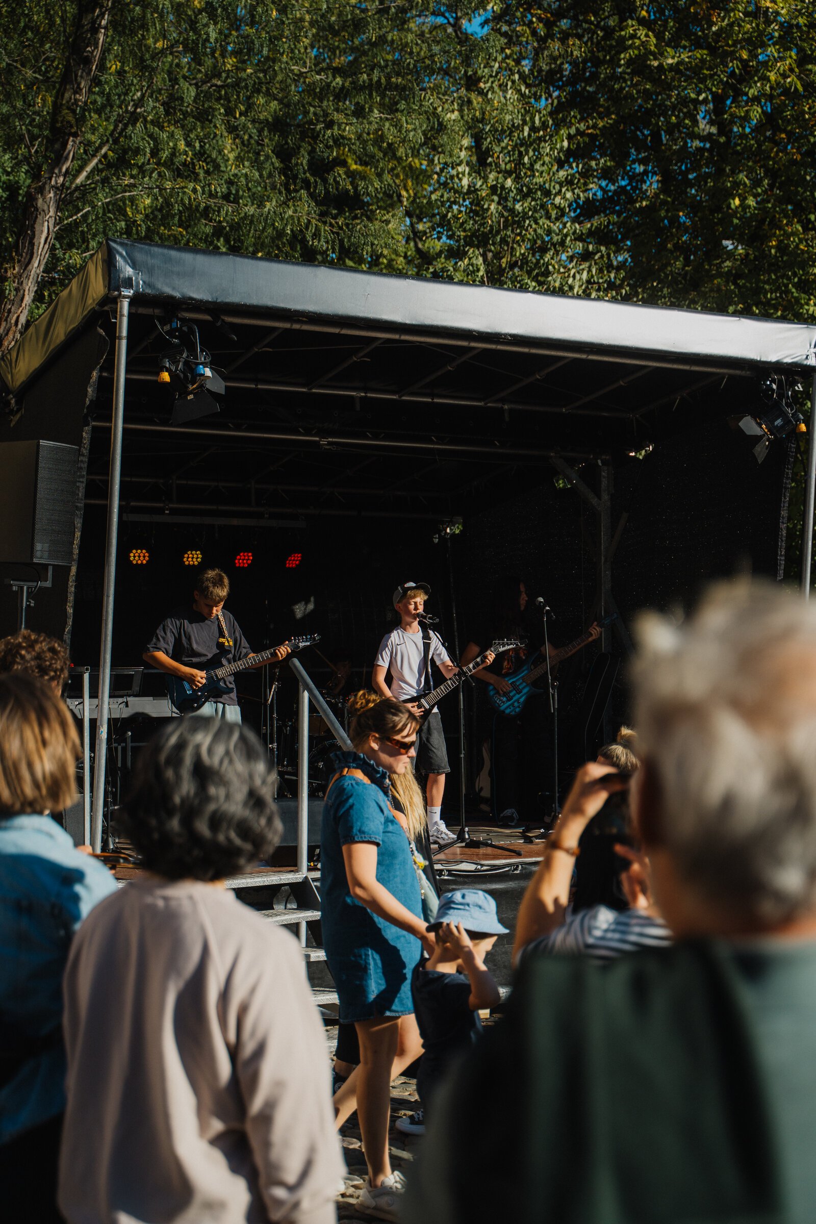 Bühne mit Publikum beim Straßenfest der Schneckenvorstadt Freiburg 2026 – Foto: Patrick Schiele