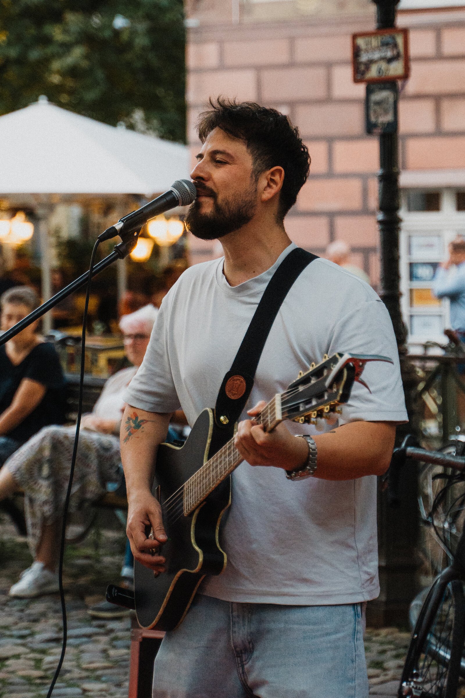 Gitarrist auf der Straße beim Straßenfest der Schneckenvorstadt Freiburg 2026 – Foto: Patrick Schiele