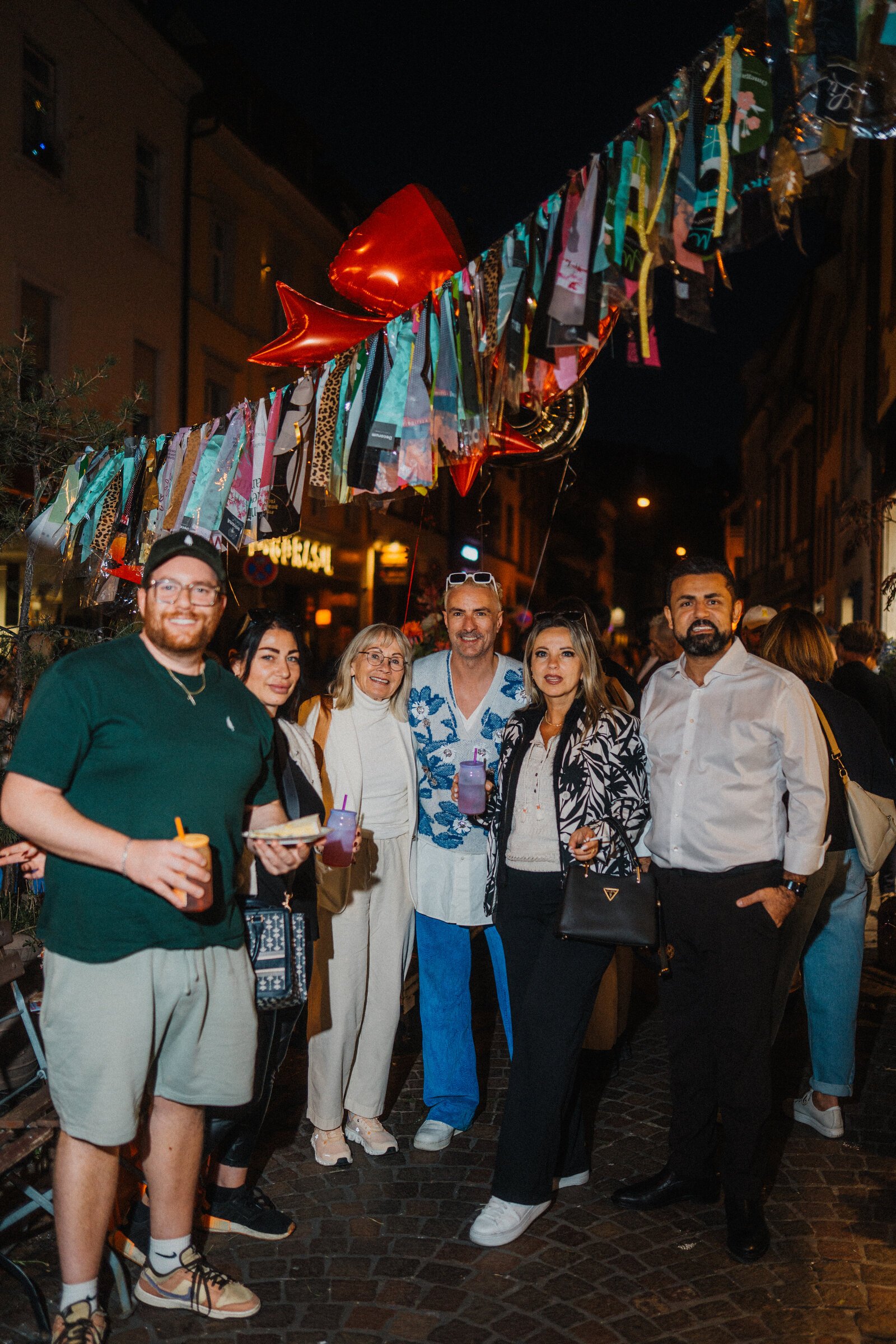 Menge mit Fahnen beim Straßenfest der Schneckenvorstadt Freiburg 2026 – Foto: Patrick Schiele