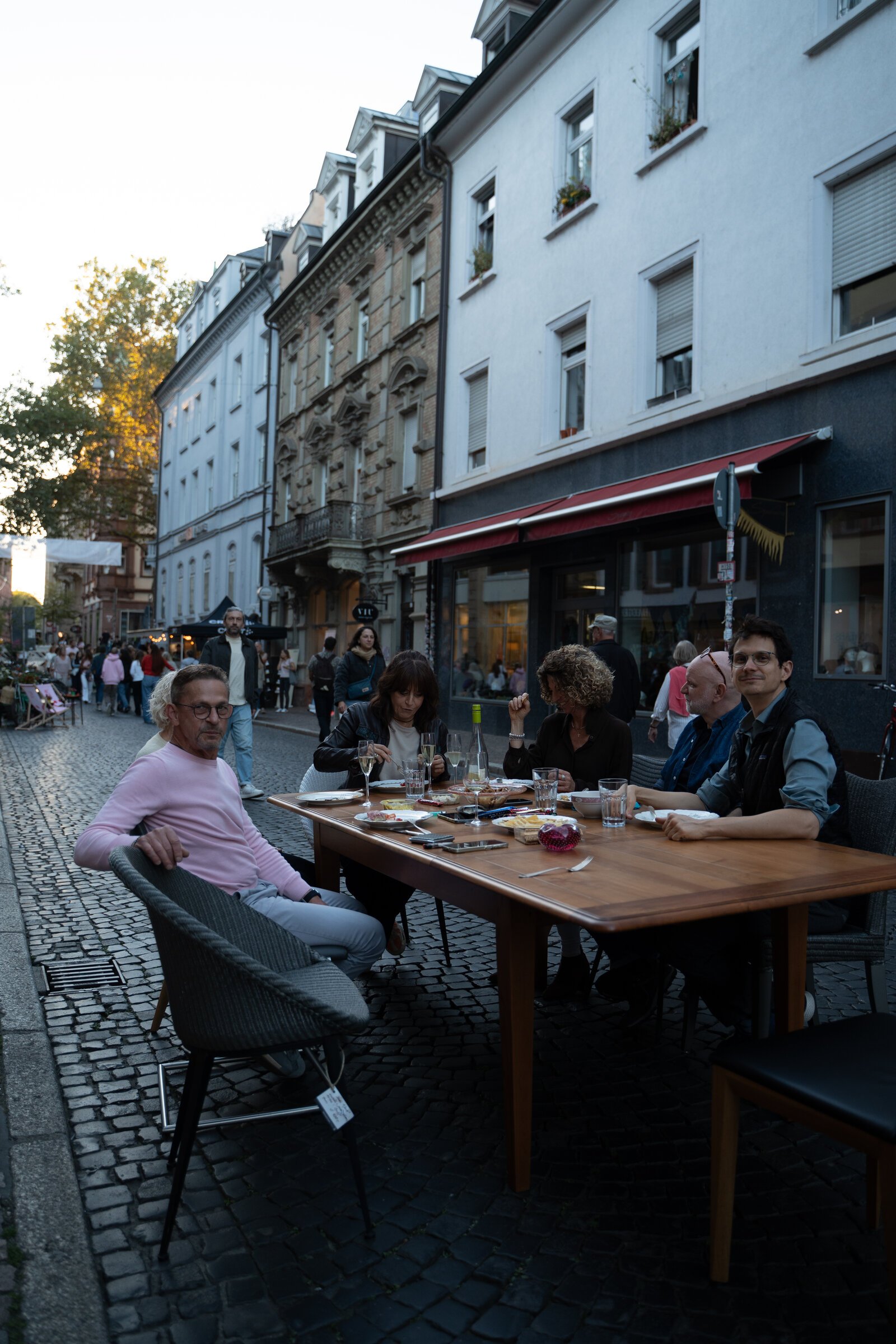 Gäste essen im Freien beim Straßenfest der Schneckenvorstadt Freiburg 2026 – Foto: Patrick Schiele