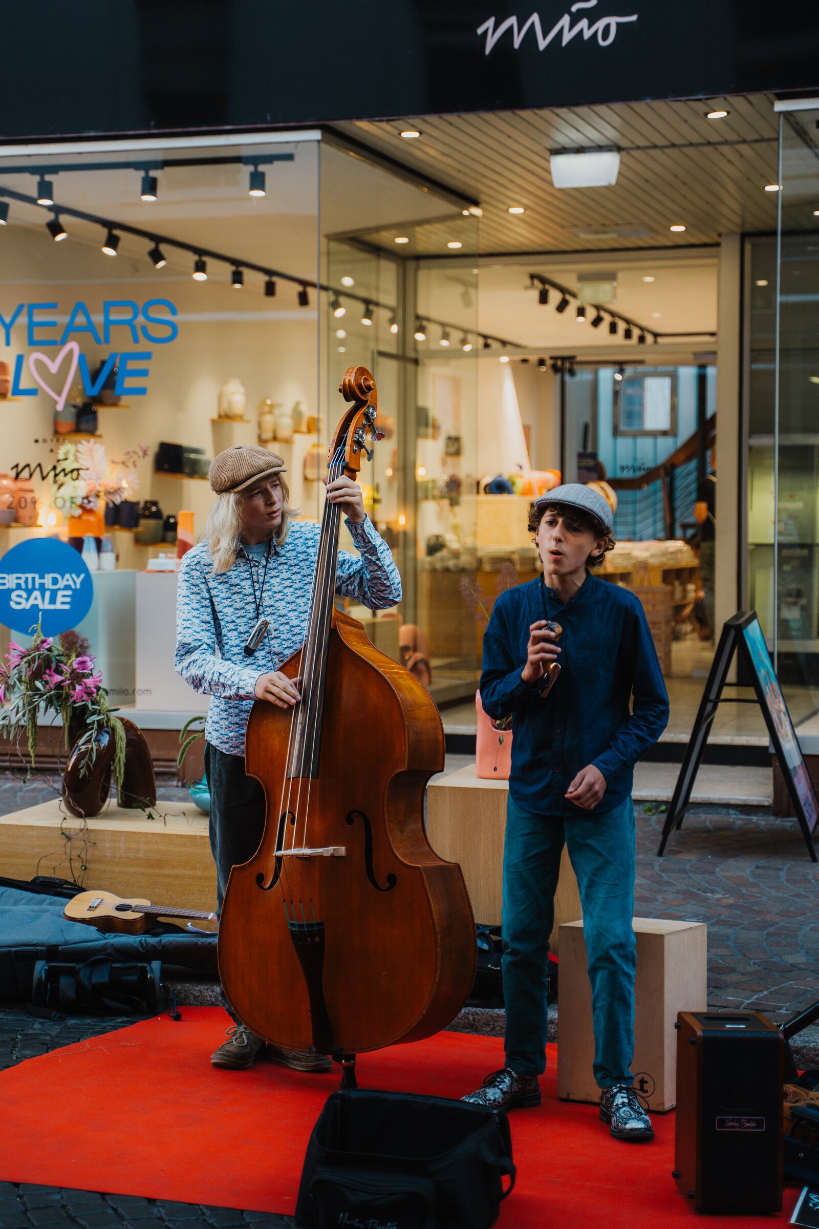 Bassist beim Straßenfest der Schneckenvorstadt Freiburg 2026 – Foto: Patrick Schiele