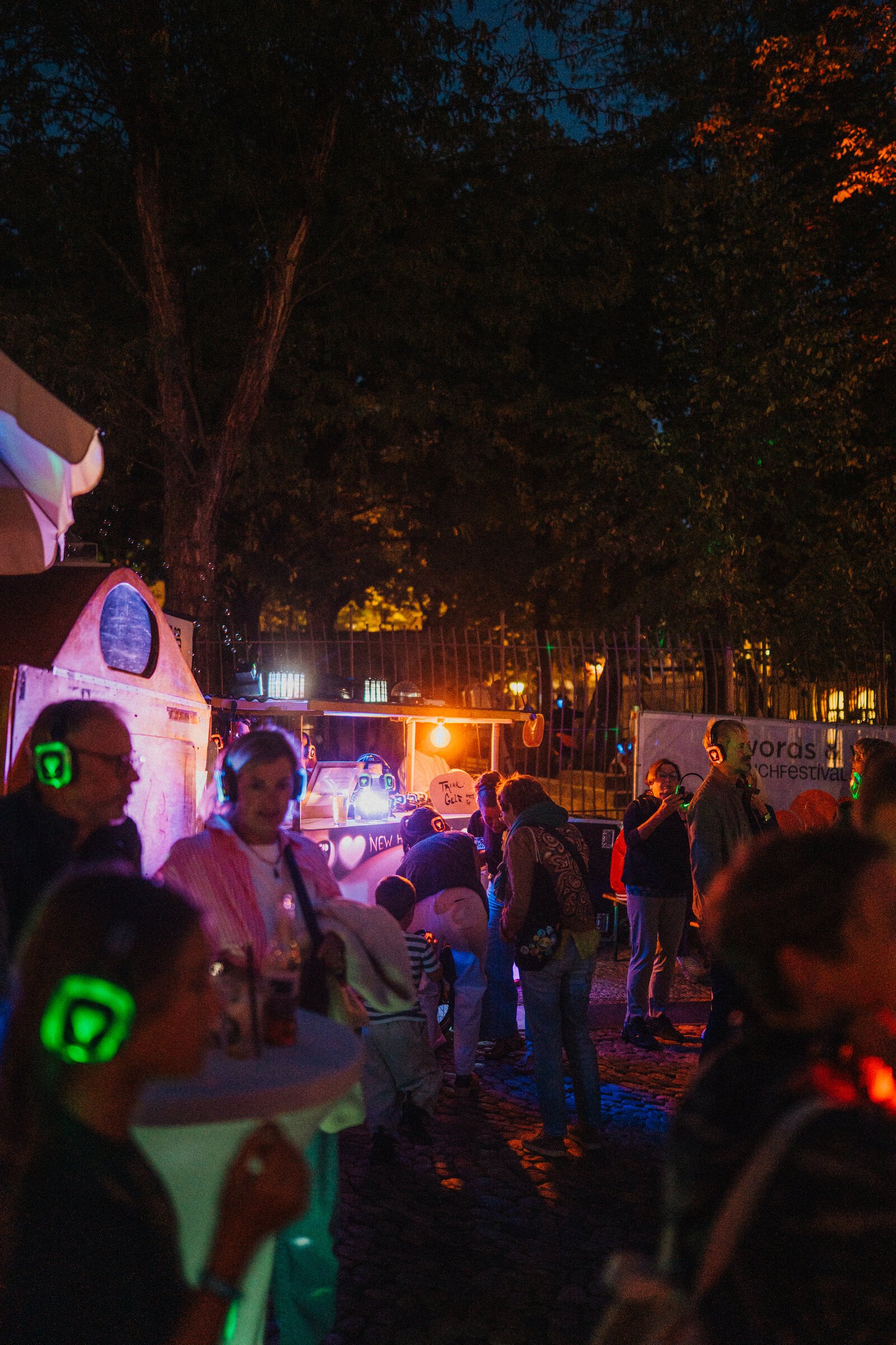 Menge im Lichterglanz am Abend beim Straßenfest der Schneckenvorstadt Freiburg 2026 – Foto: Patrick Schiele