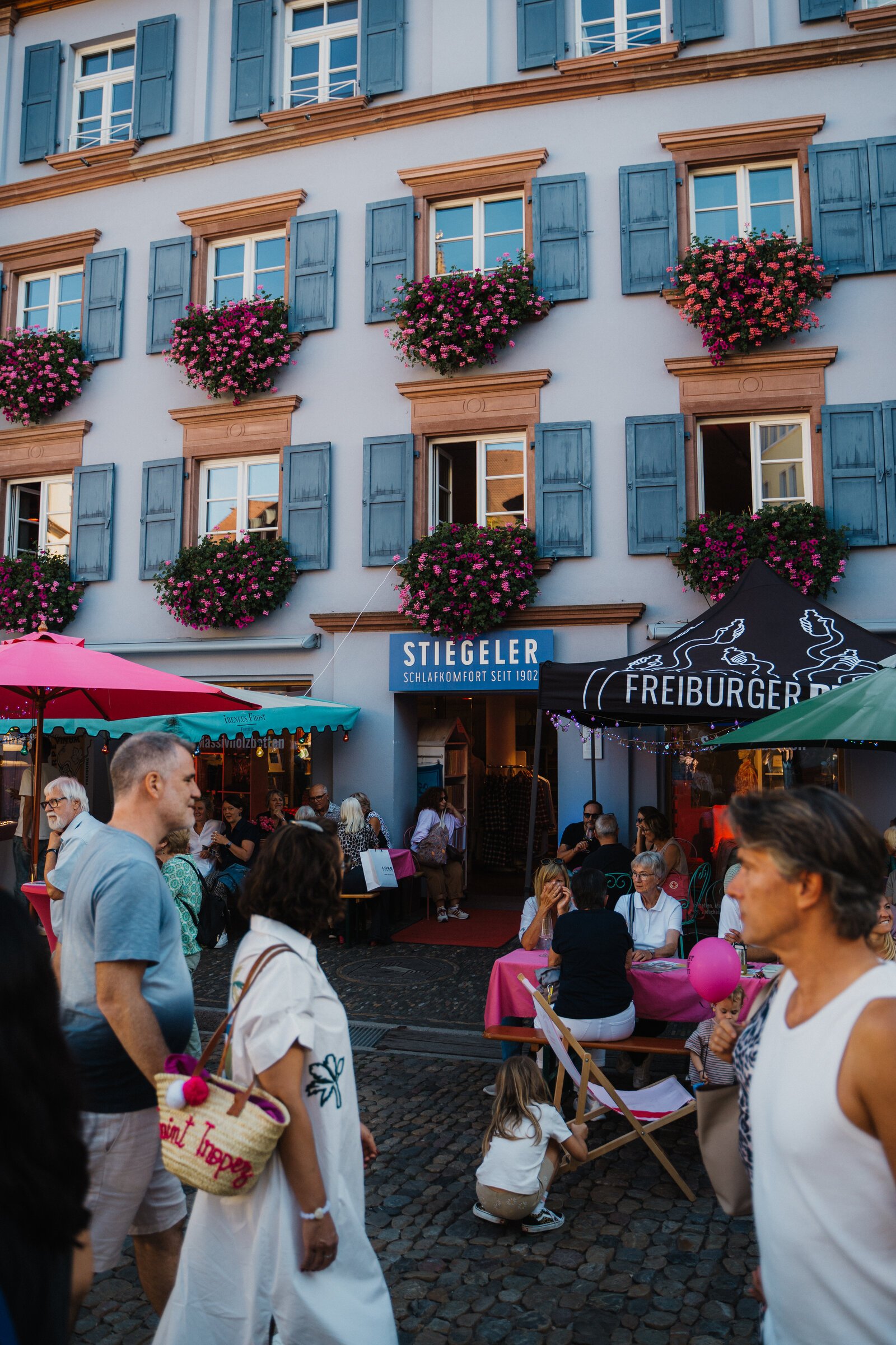 Besucher in der Gasse beim Straßenfest der Schneckenvorstadt Freiburg 2026 – Foto: Patrick Schiele