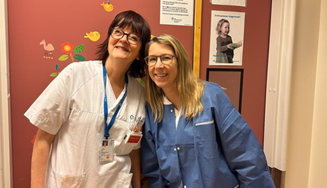 Irene Lie and her colleague standing next to each other in the pediatric clinic at Oslo University Hospital.