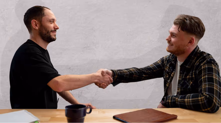 Le commercial B2B intervient au moment du rendez-vous de vente. Son rôle est de convaincre et finaliser la vente pour développer un portefeuille client. Il propose des solutions en fonction des besoins et motivations des prospects. Forme-toi en 4 mois au métier de Commercial B2B chez iconoClass.