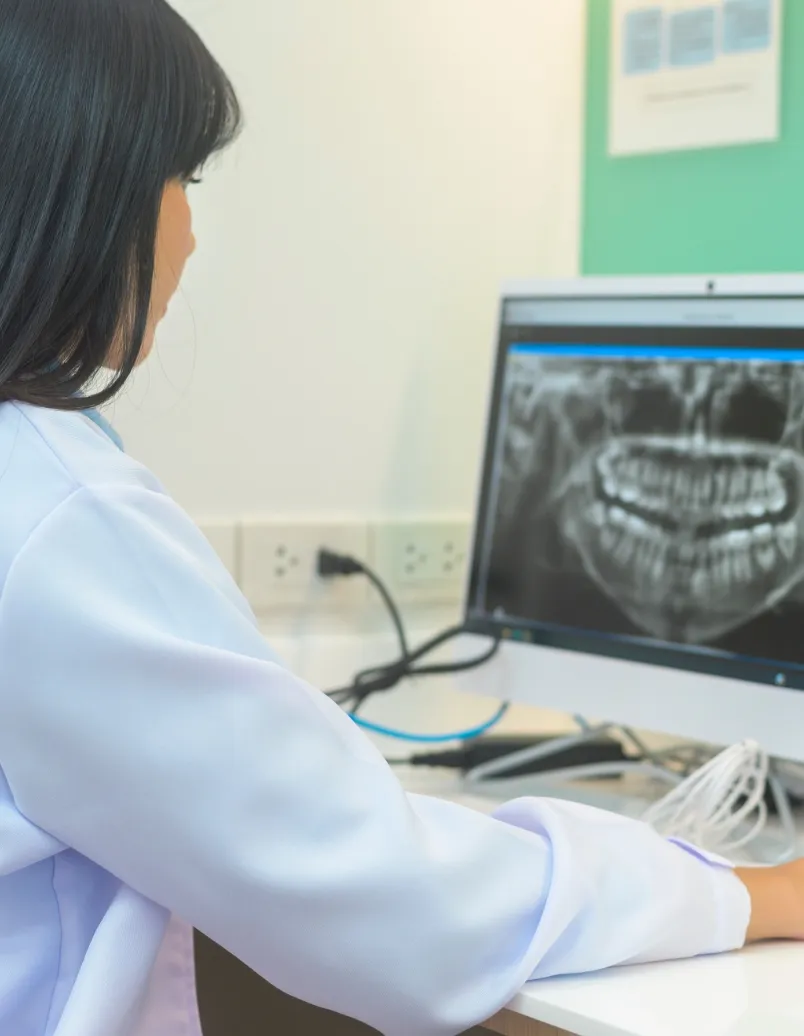 Mujer mirando en computador imagen de radiografía