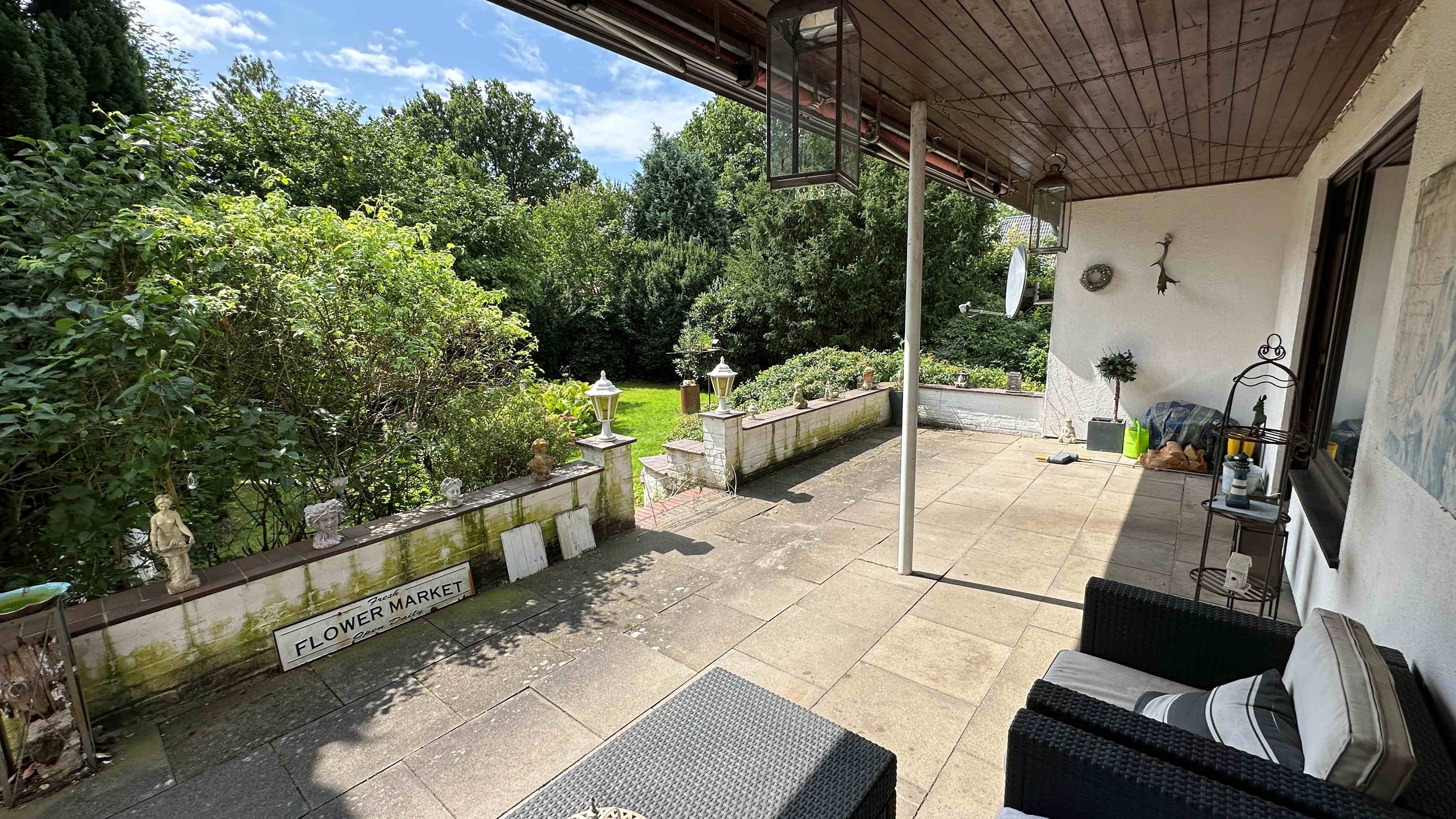 Sonnige Terrasse mit Unterstand