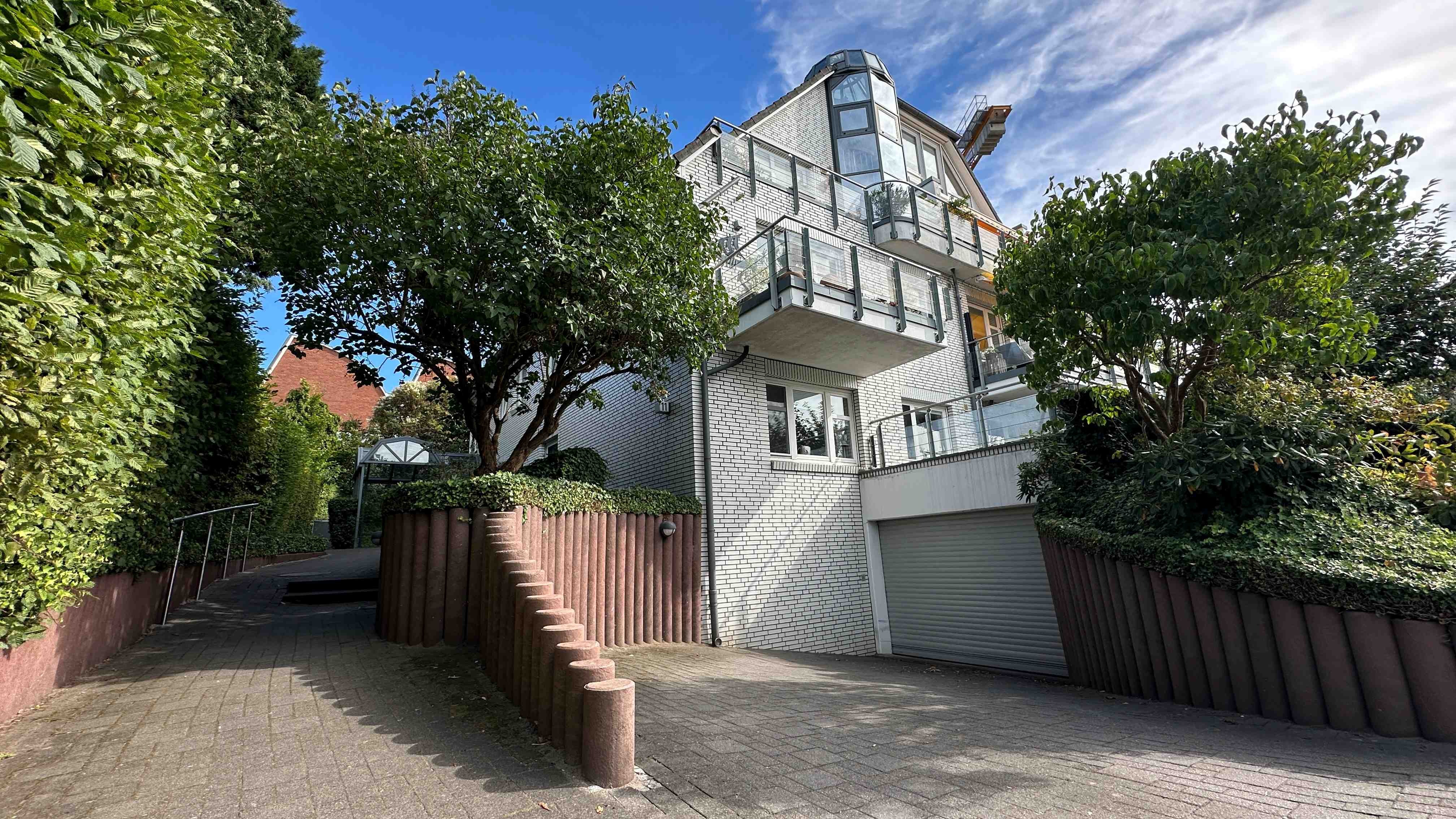 Exklusive 3-Zimmer-Erdgeschosswohnung mit 2 TG-Stellplätzen in direkter Elbnähe
