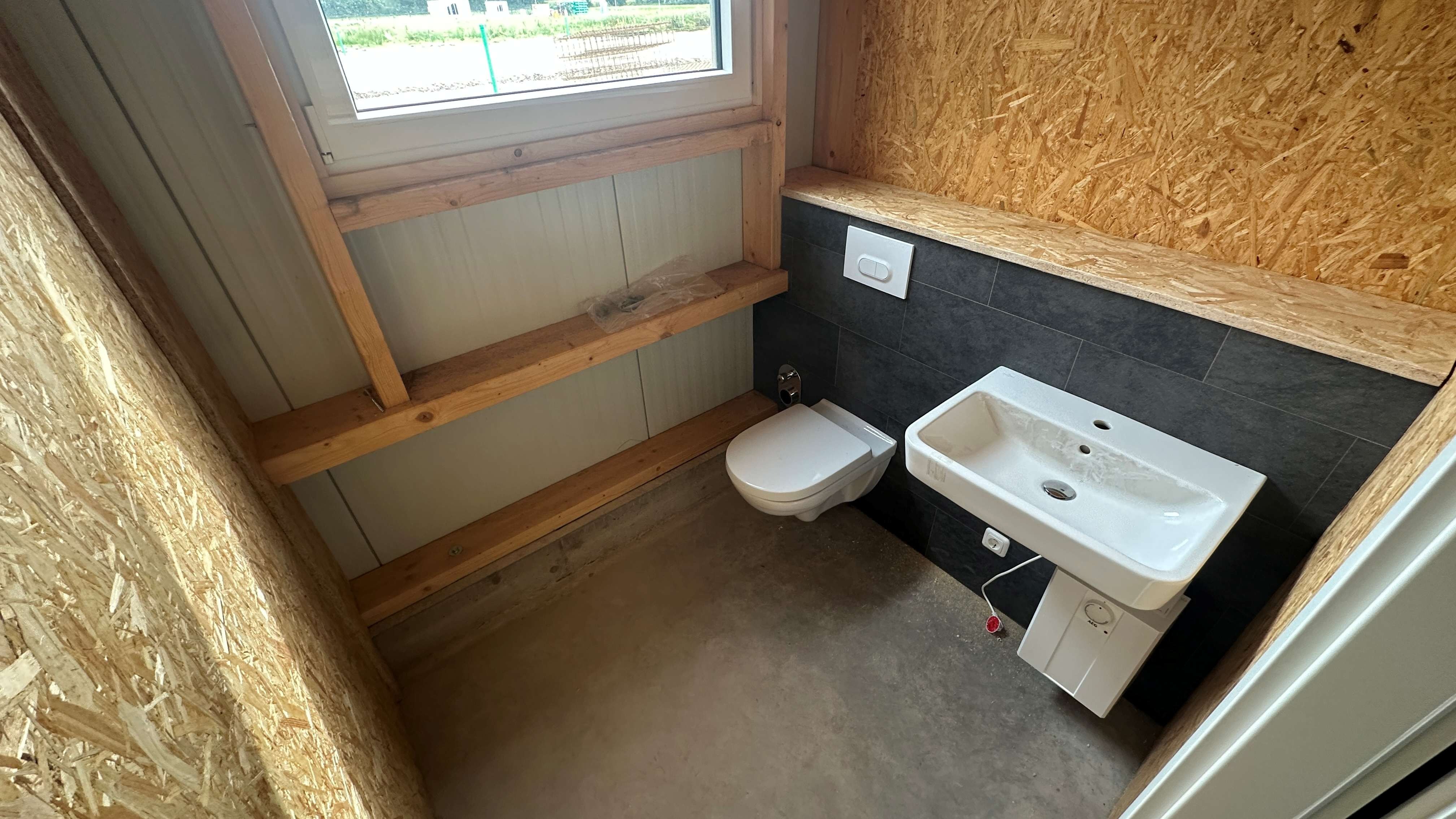 WC mit Waschbecken 2