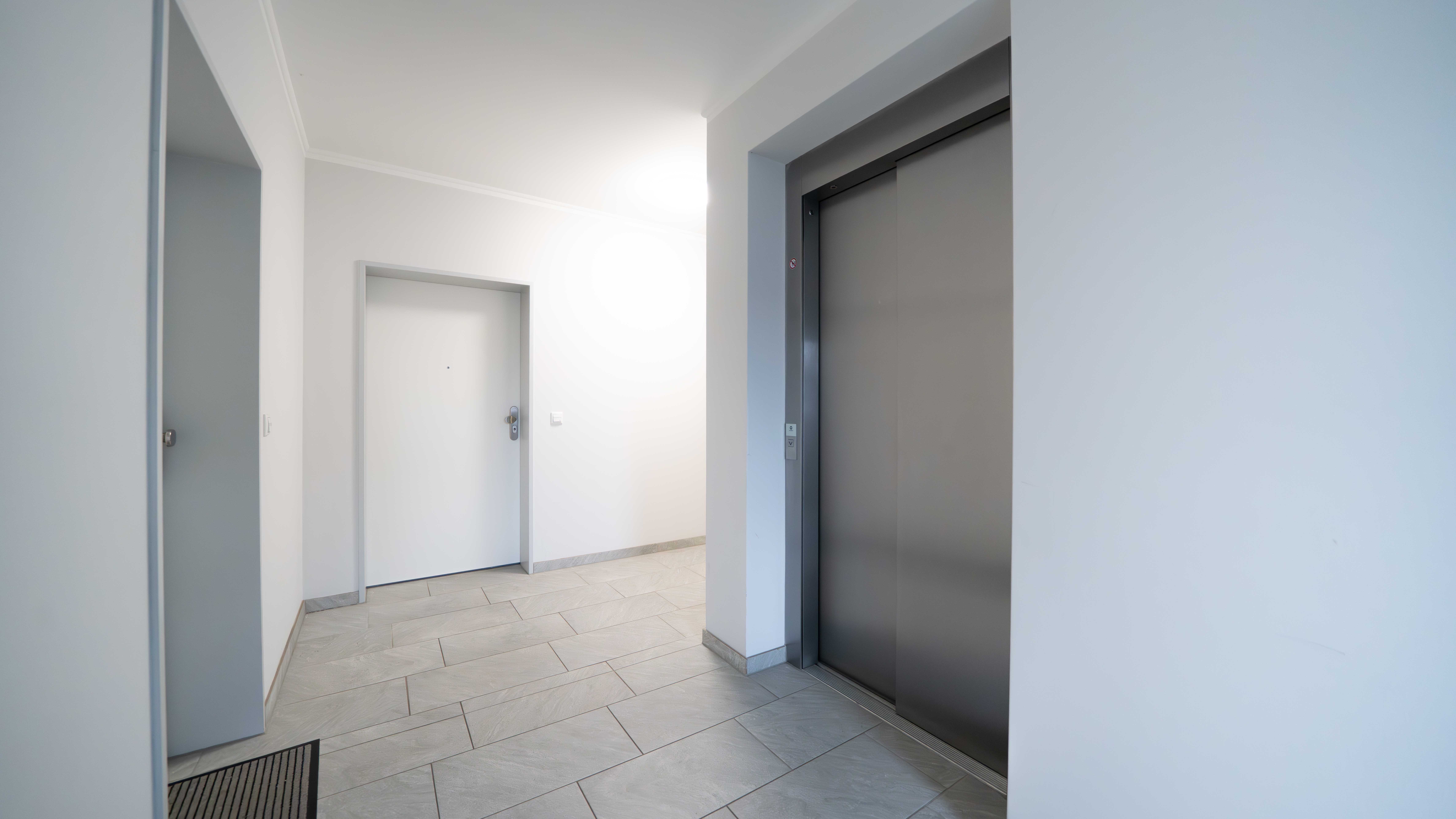 Aufzug und Einganstür