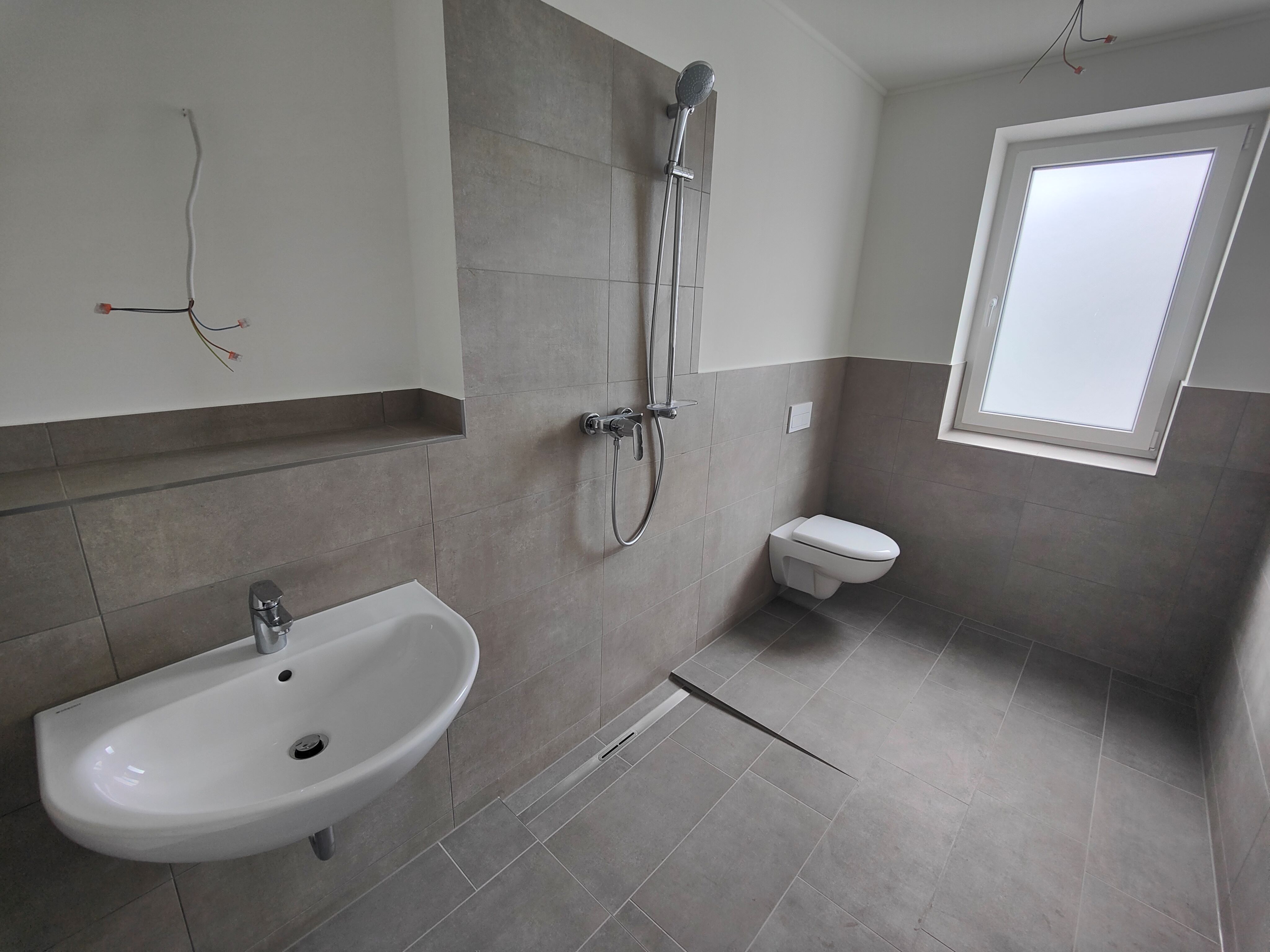 Duschbad - Duschkabine wird vor Einzug eingebaut