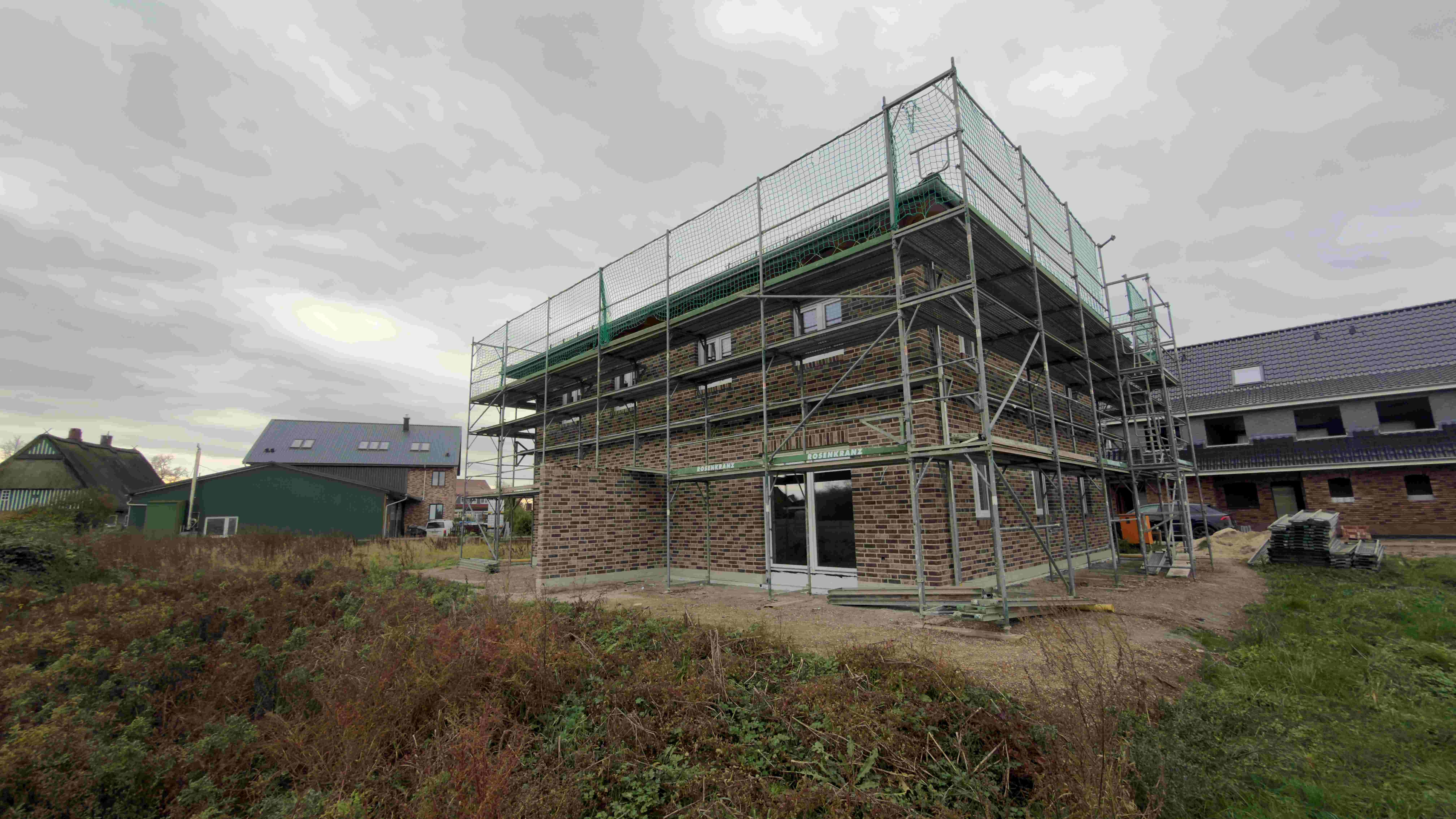Neubau – Wohnen auf dem Land: Doppelhaushälfte mit Carport und Schuppen in Seestermühe