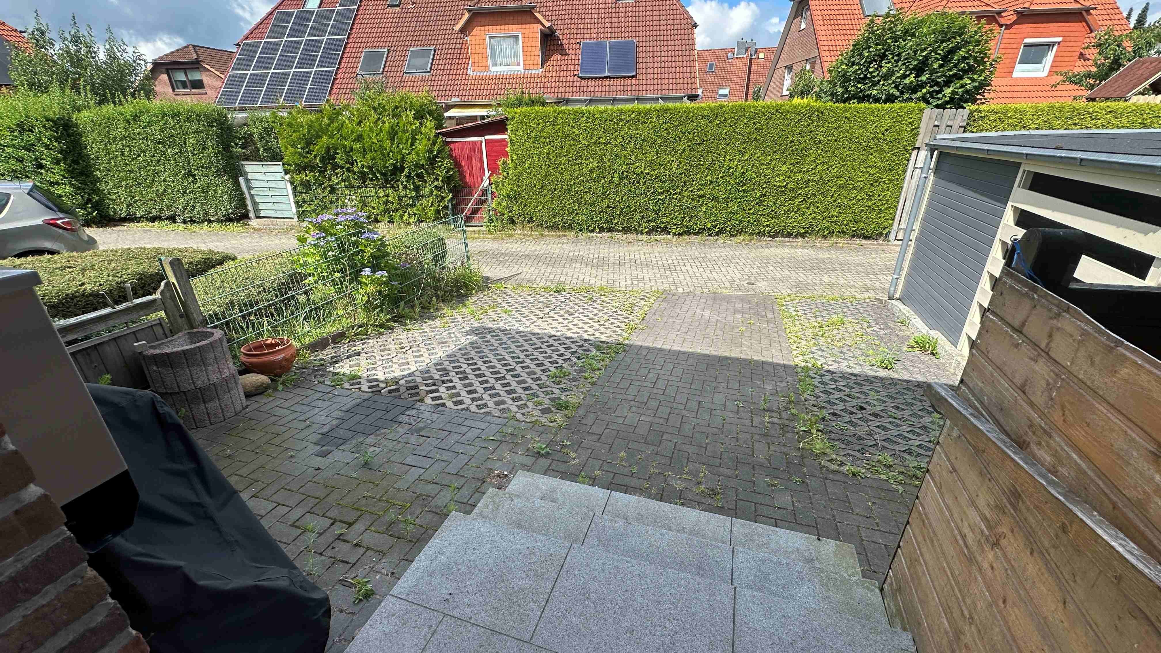 2 PKW-Stellplätze vor dem Haus