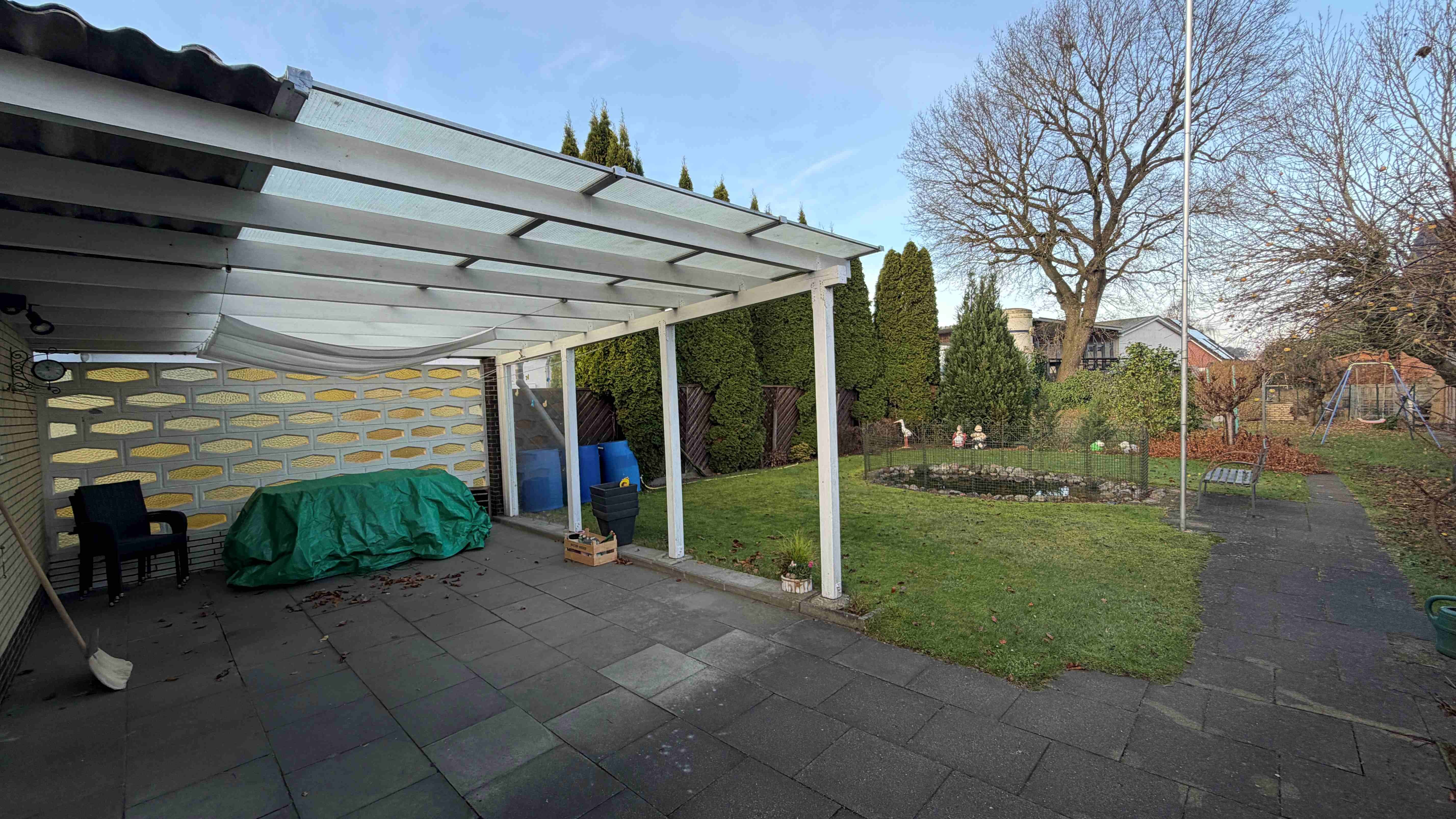 Grundstück - überdachte Terrasse