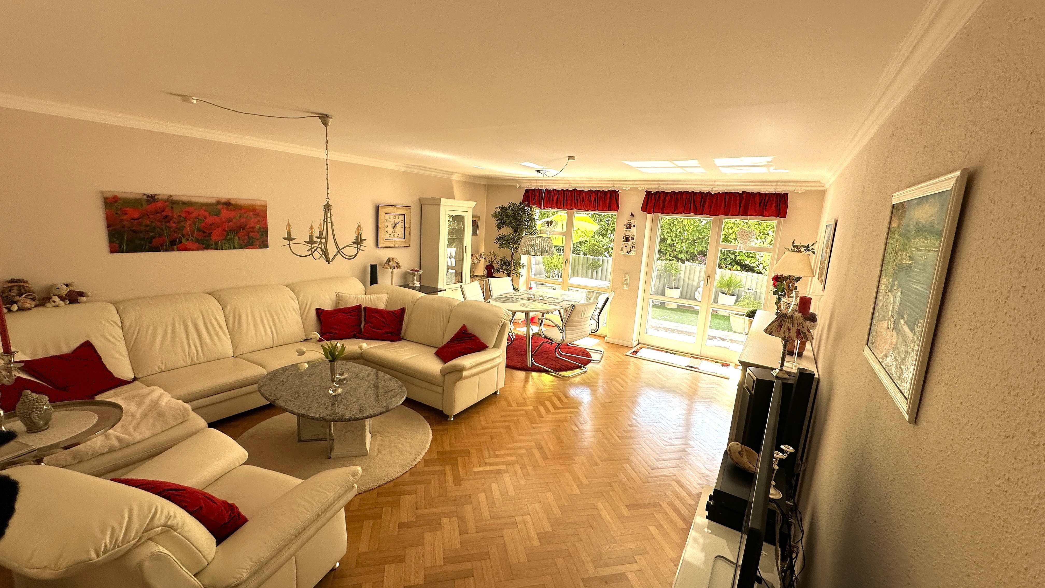 Großzügiger Wohn- und Essbereich