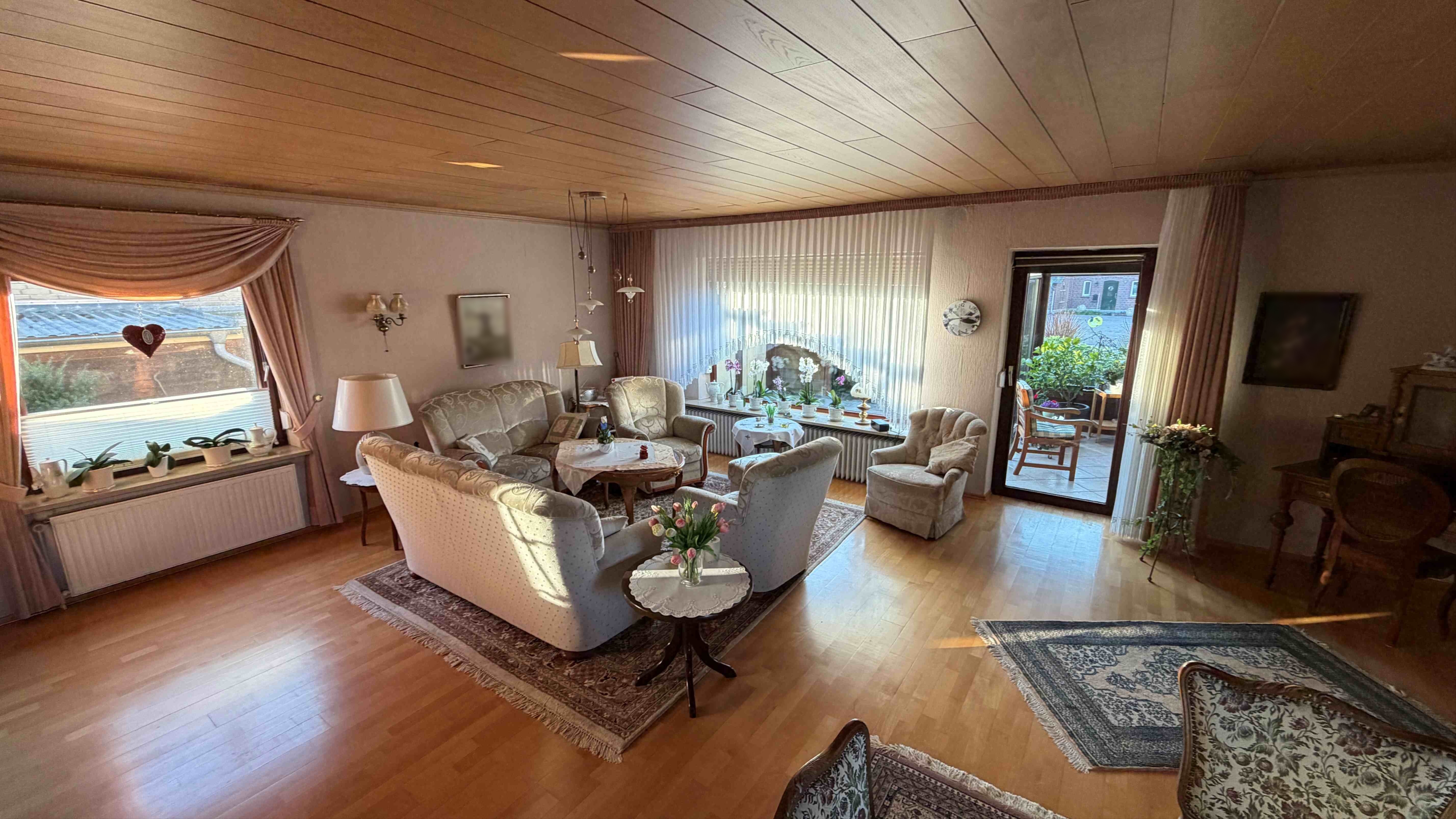 Wohnzimmer mit Ausgang in den Wintergarten