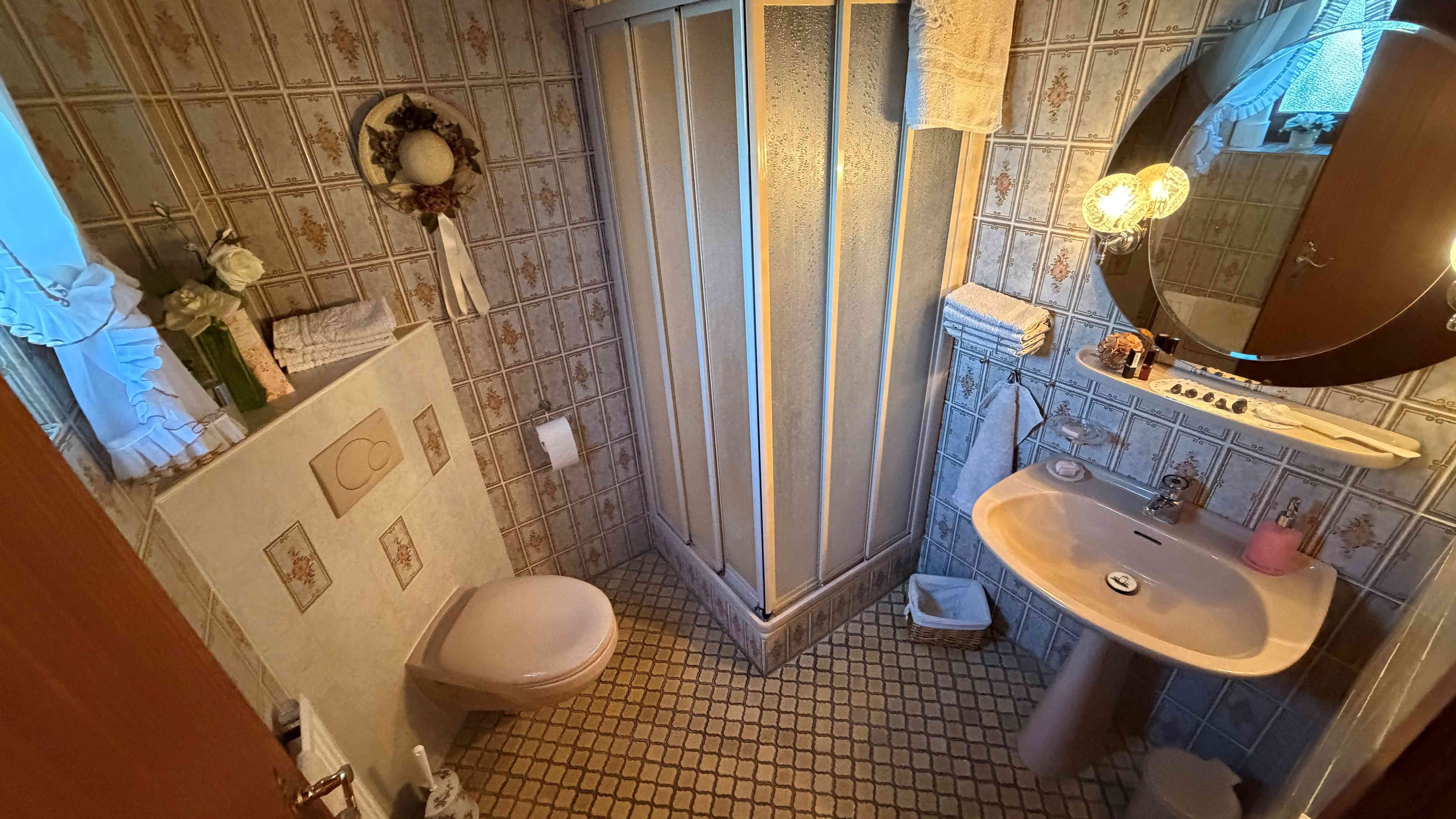 Gäste-WC mit Dusche