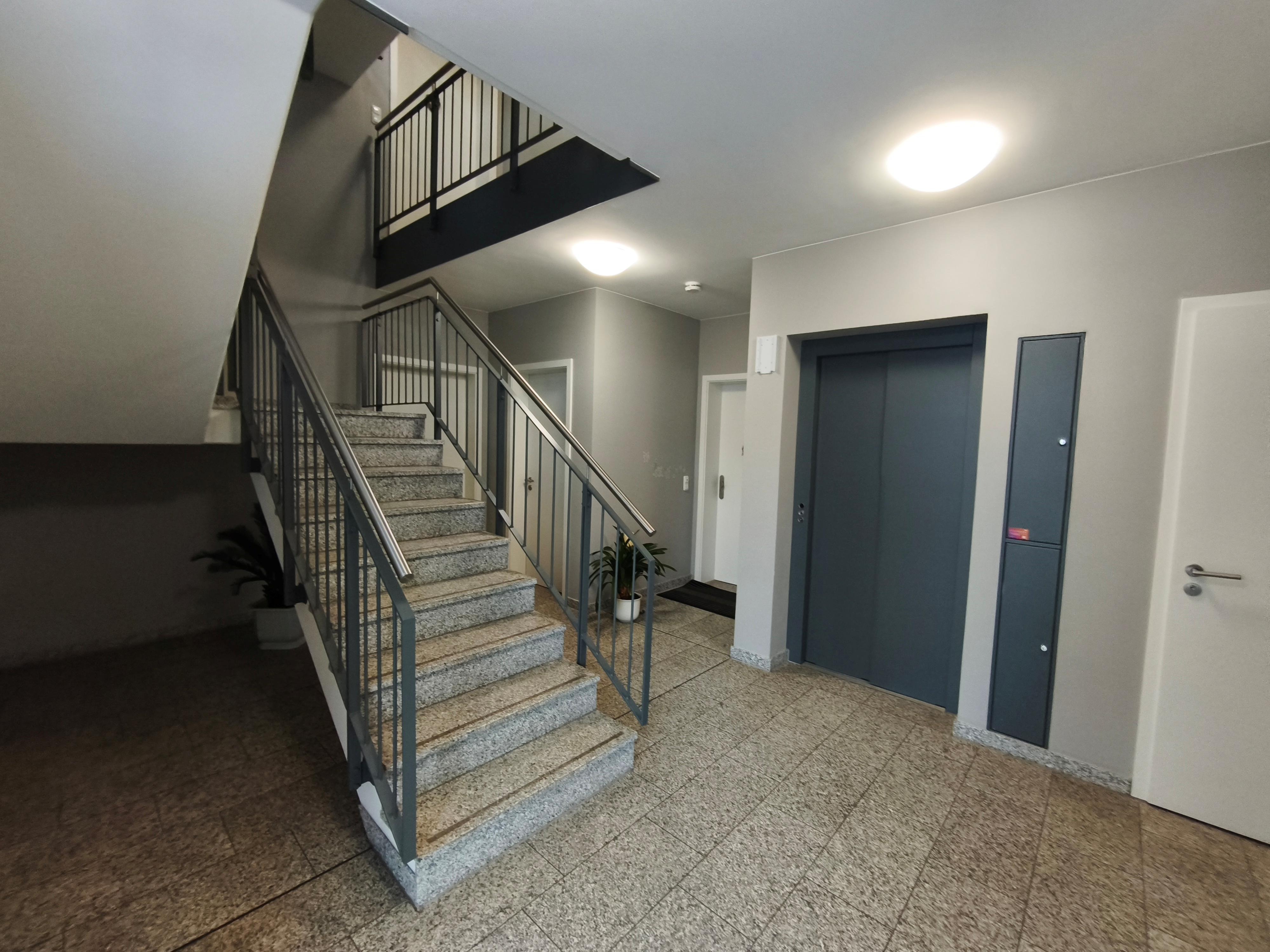 Treppenhaus - Hauseingang mit Fahrstuhl