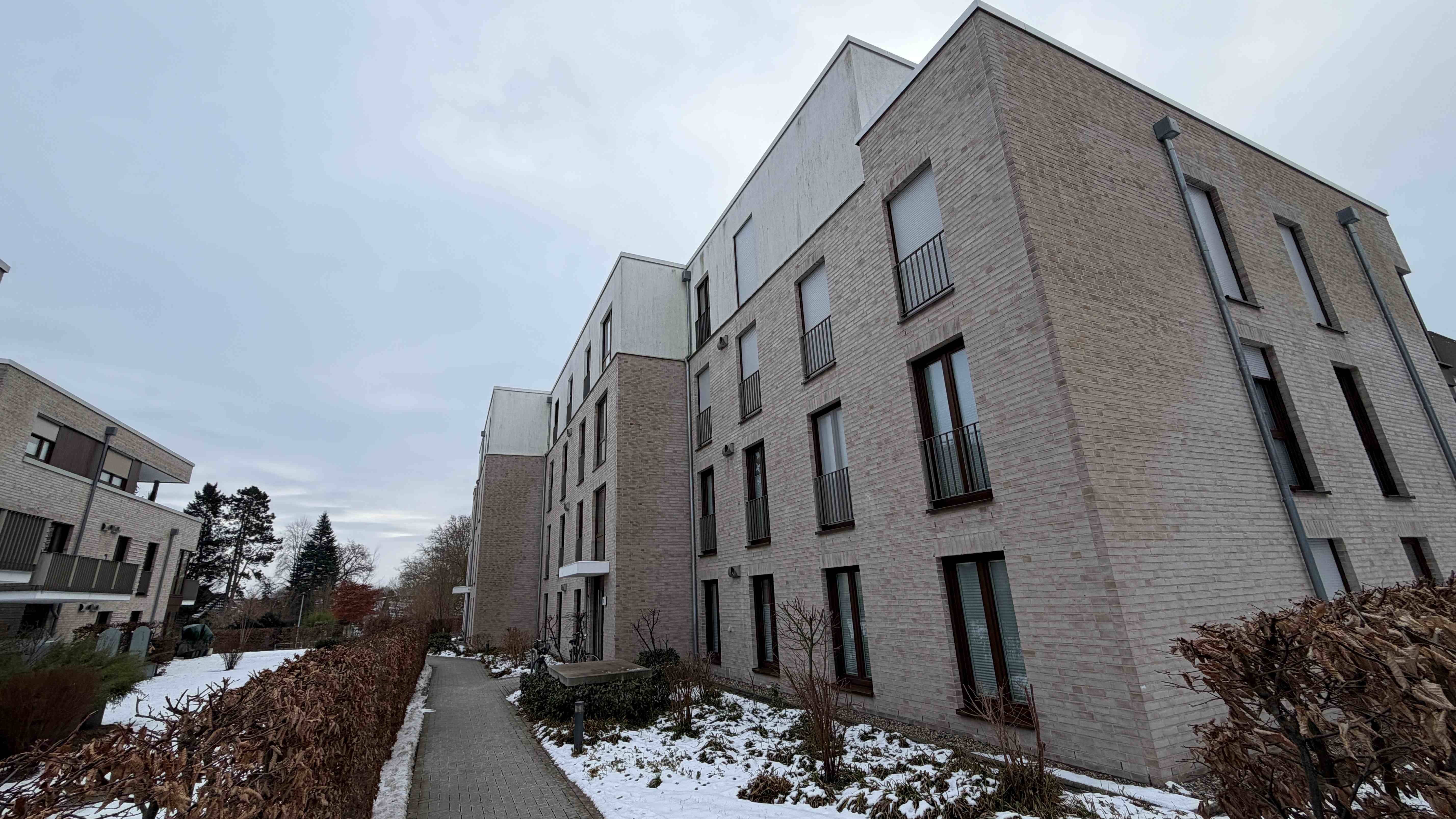 Neuwertige 3-Zimmer-Erdgeschosswohnung mit Tiefgaragenstellplatz