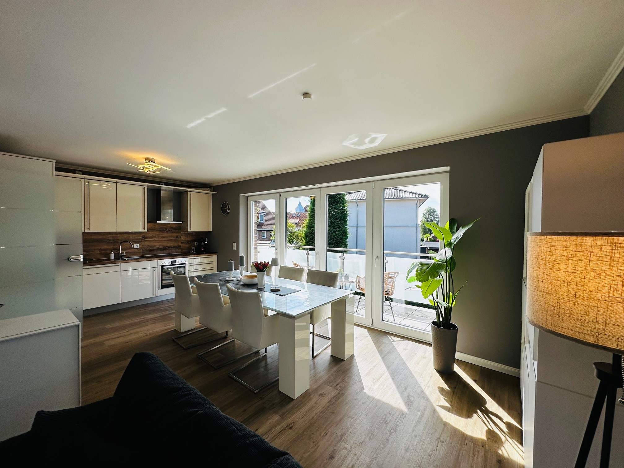 offene Wohnküche mit Essbereich