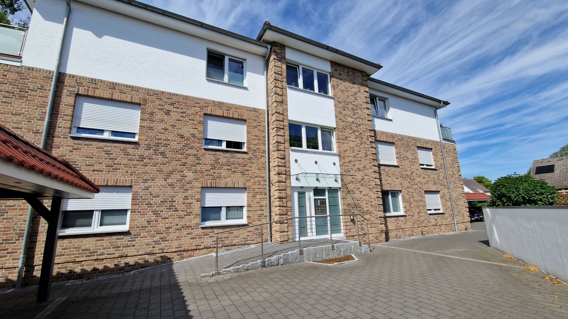 Modernes Wohnen mit Stil – Exklusive u. möblierte 3-Zimmer-Traumwohnung mit Balkon & Carport