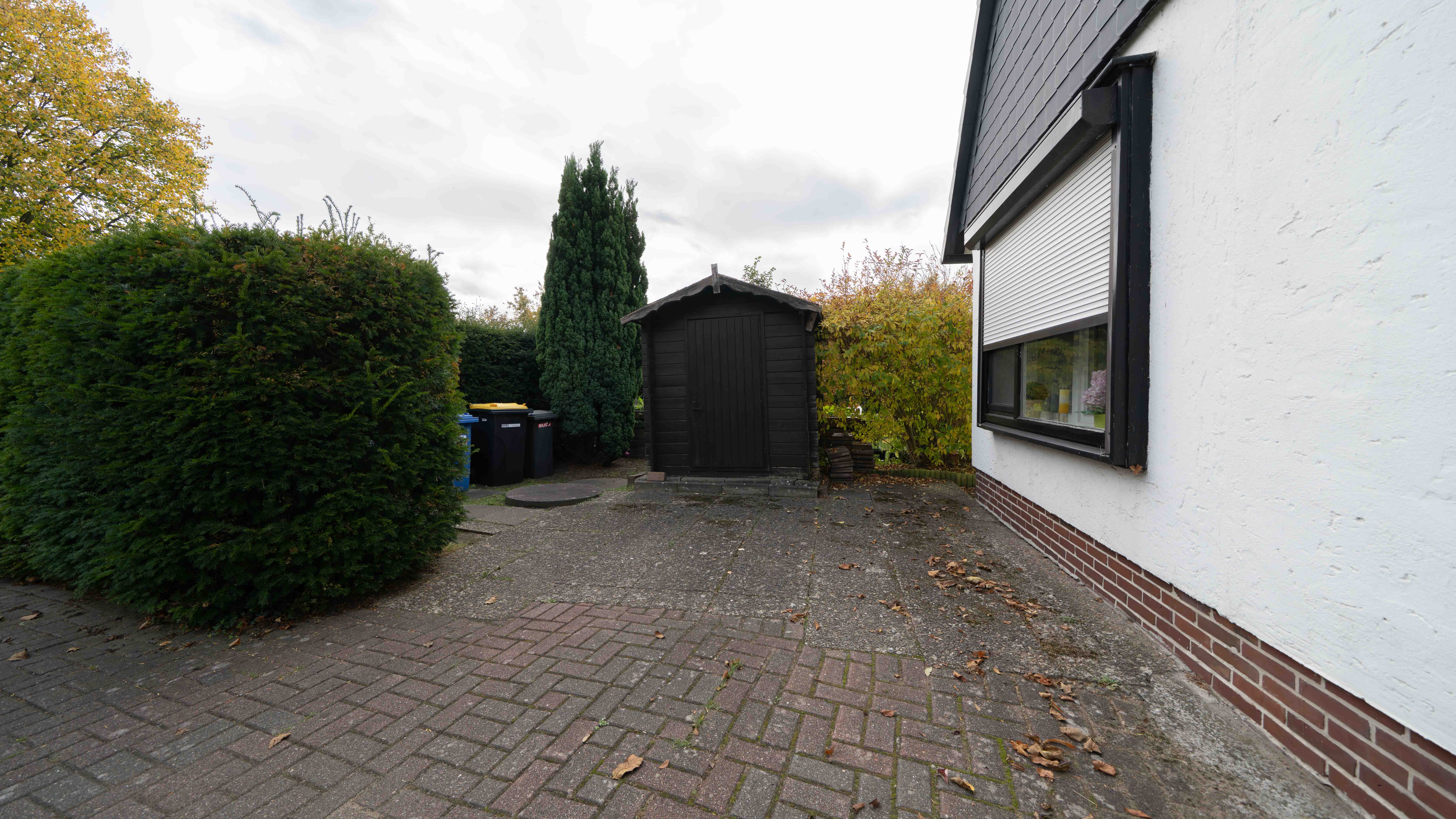 Stellplatz und Hofbereich vor dem Haus