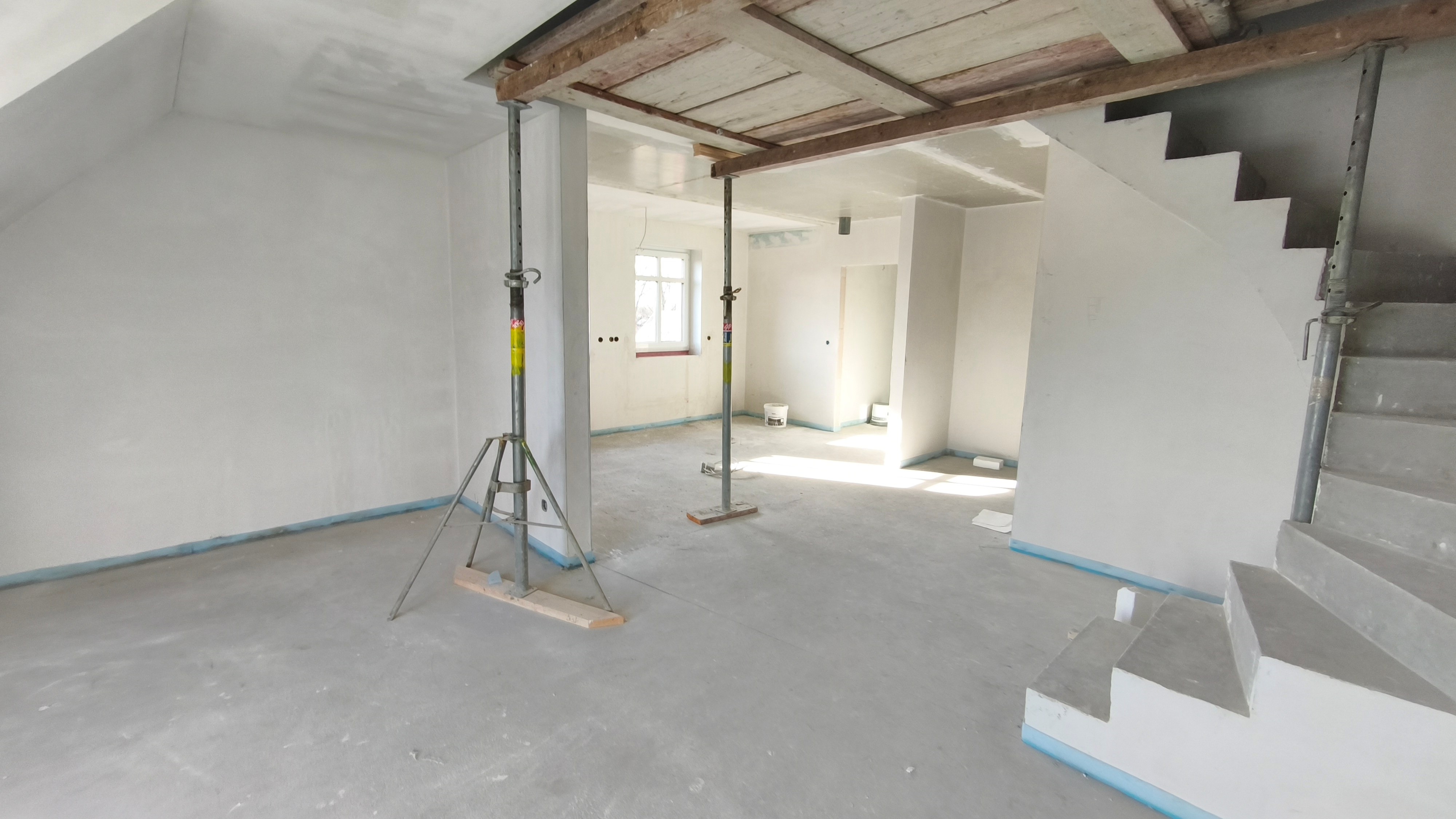 Wohnbereich mit Treppe in den Spitzboden