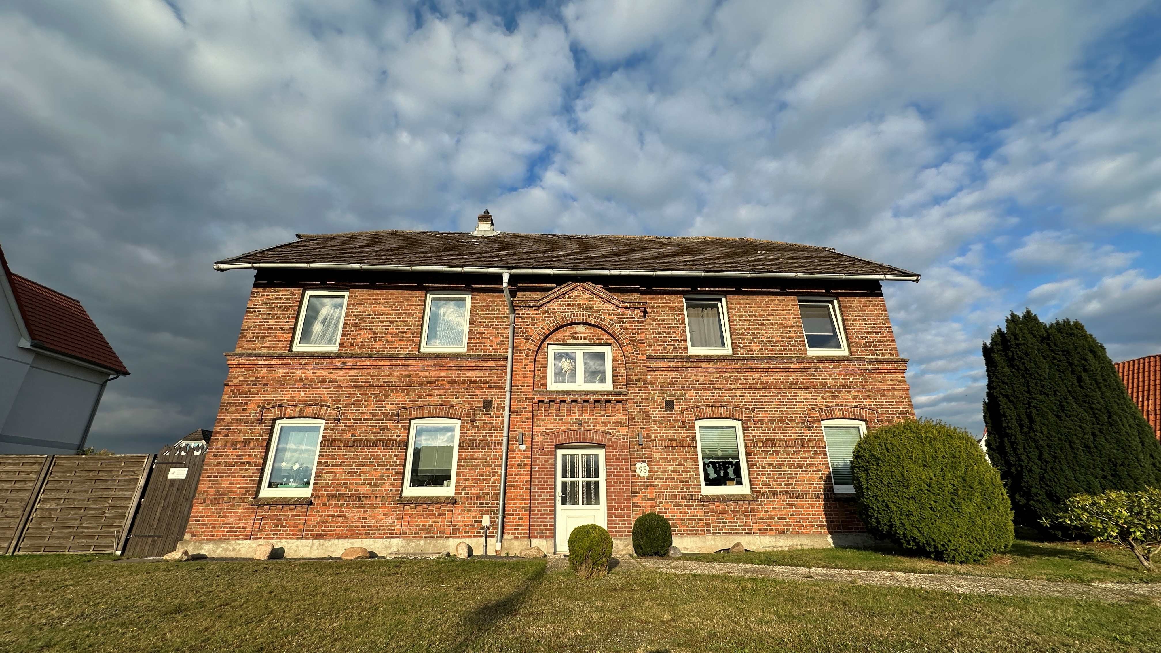 Solides, kleines Mehrfamilienhaus mit Vollkeller und Doppelgarage in Moorrege