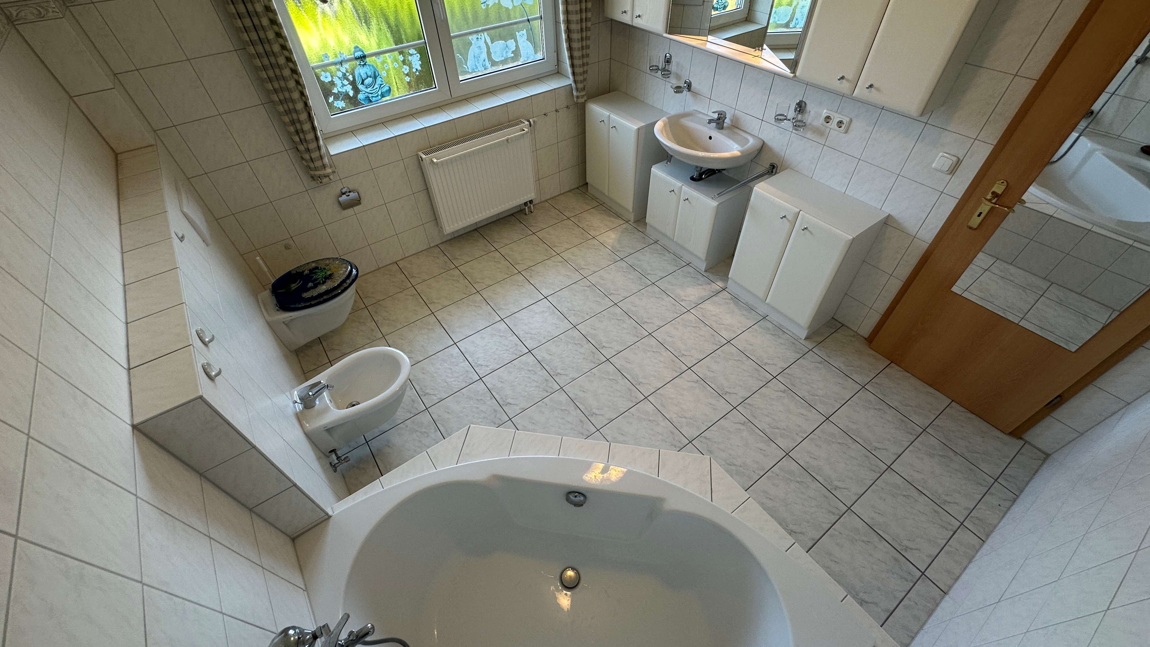 Badezimmer mit Fenster